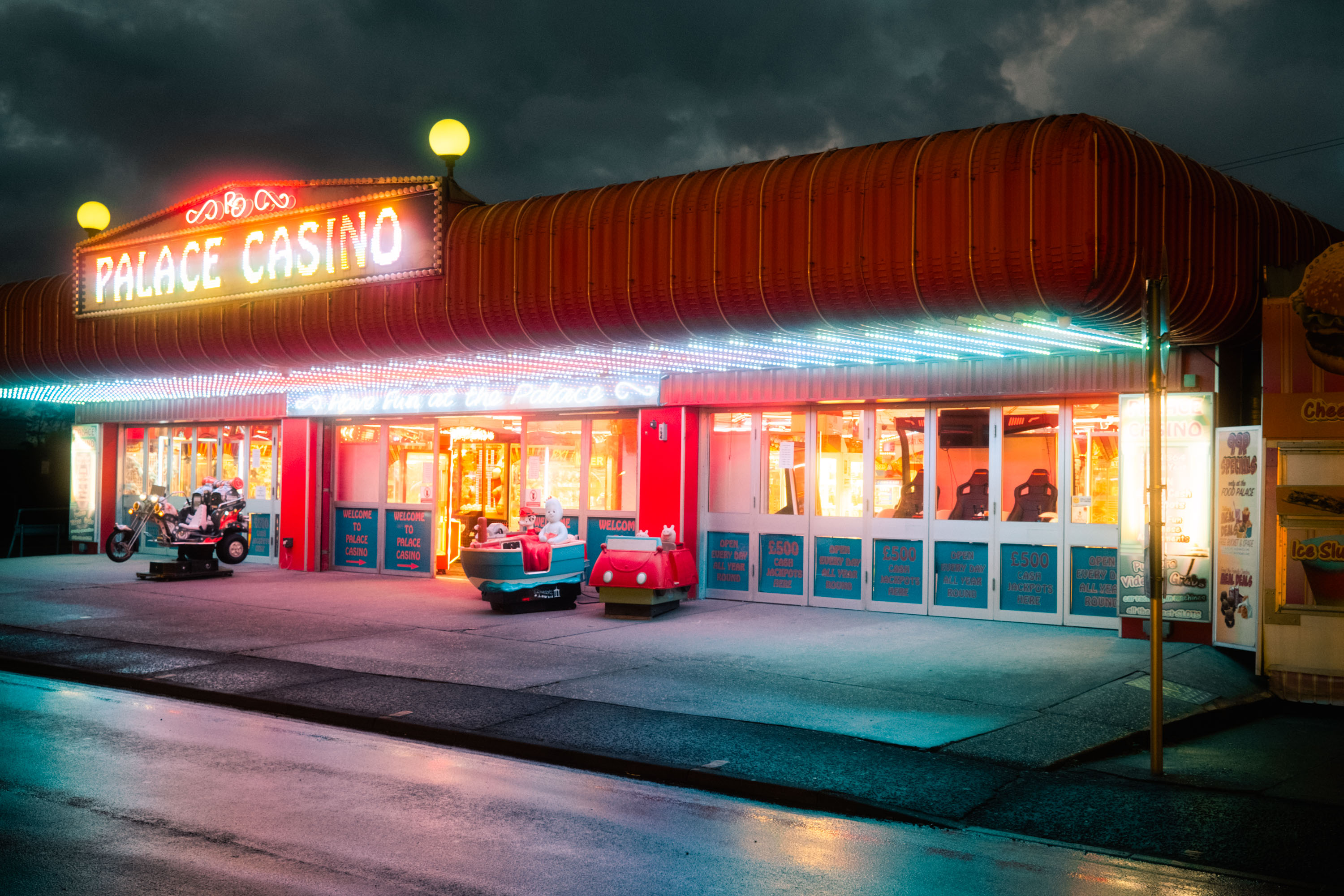Das Palace Casino in seiner ganzen Neonlicht-Pracht. Leuchtende Neonlichter schmücken das Gebäude. Von Ian Howorth. 