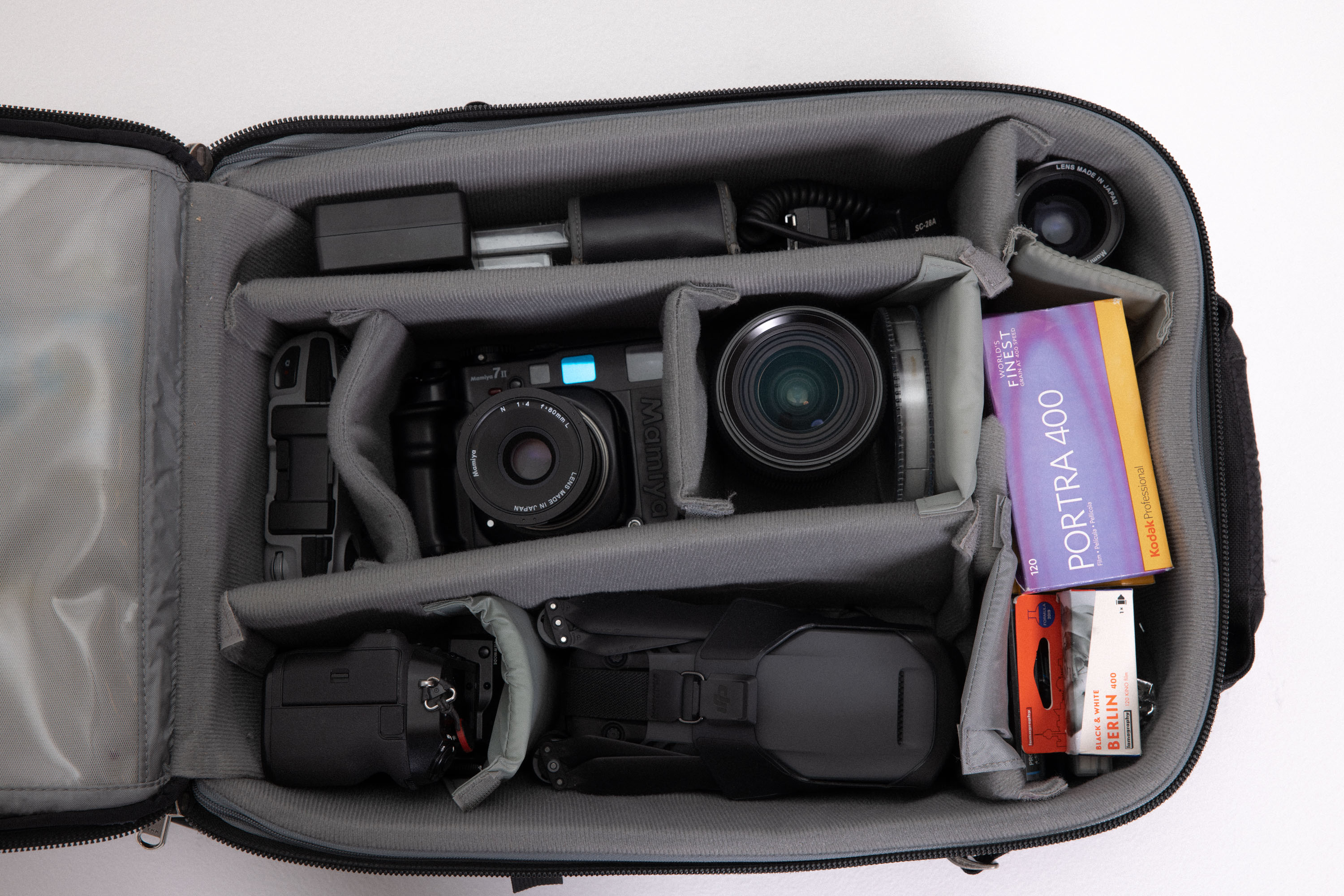 Der ThinkTank Airport International V2.0 Softcase, gefüllt mit Digital- und Filmkameras, Objektiven, Akkus und Portra 400 Filmmaterial, von oben aufgenommen.