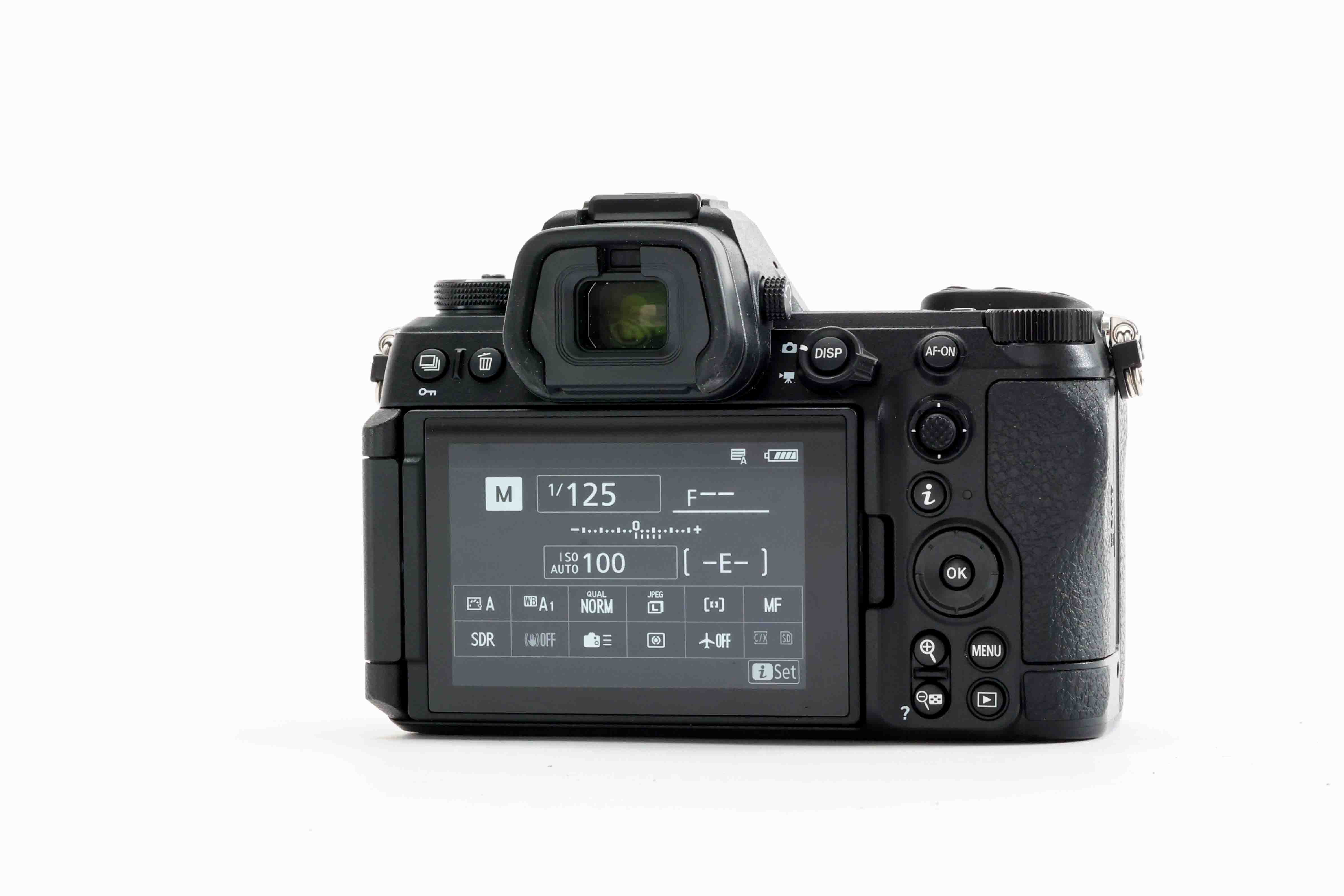 Retro della Nikon Z6 II, con mirino, display e pulsanti visibili.