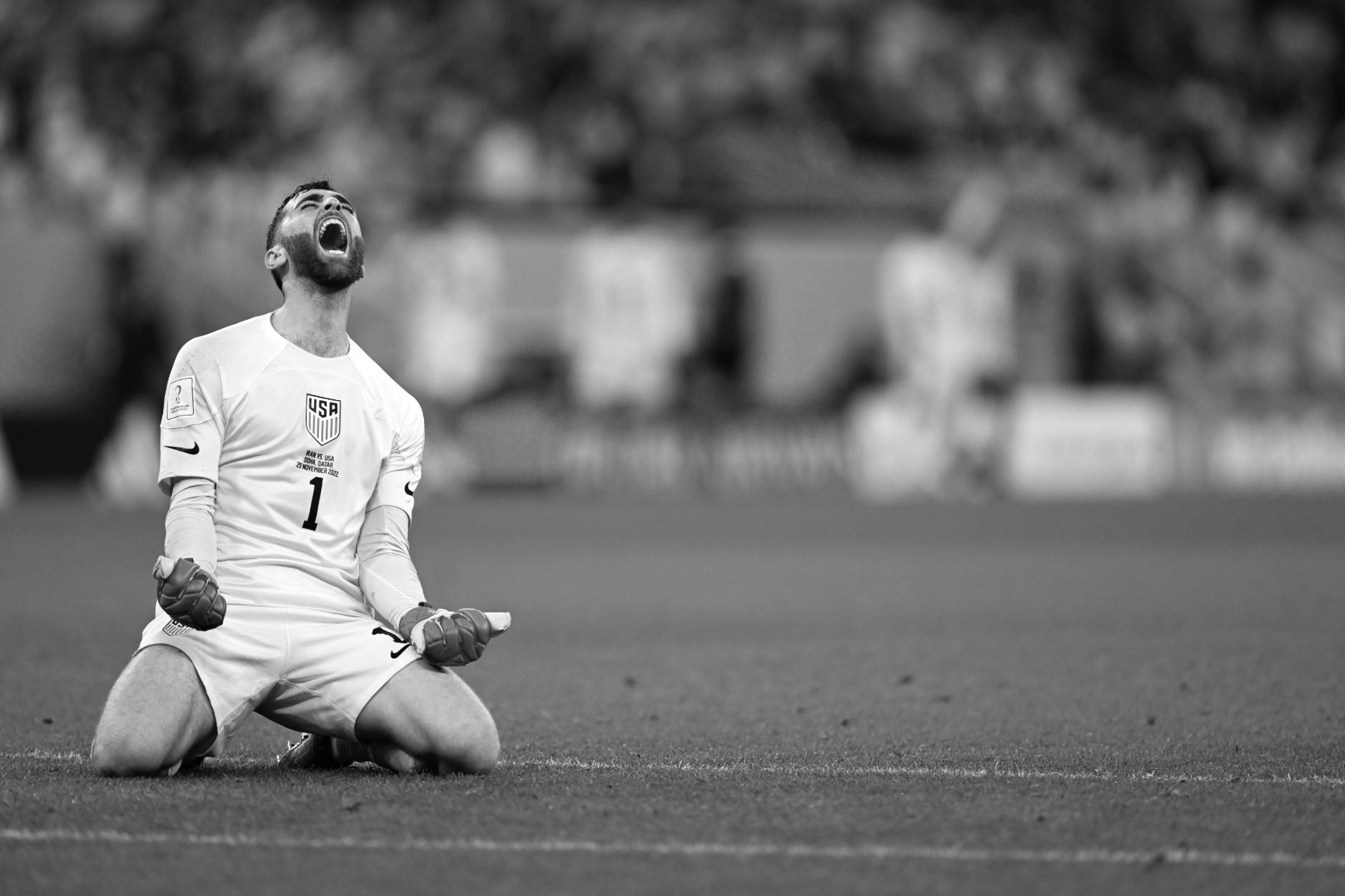 Der Torhüter der USA, Matt Turner, fällt vor Freude auf die Knie, als seine Mannschaft den Iran mit 1:0 besiegt und damit das Weiterkommen in die K.o.-Runde der Weltmeisterschaft 2022 sicherstellt, aufgenommen von Ryu Voelkel mit einer Nikon Z9.
