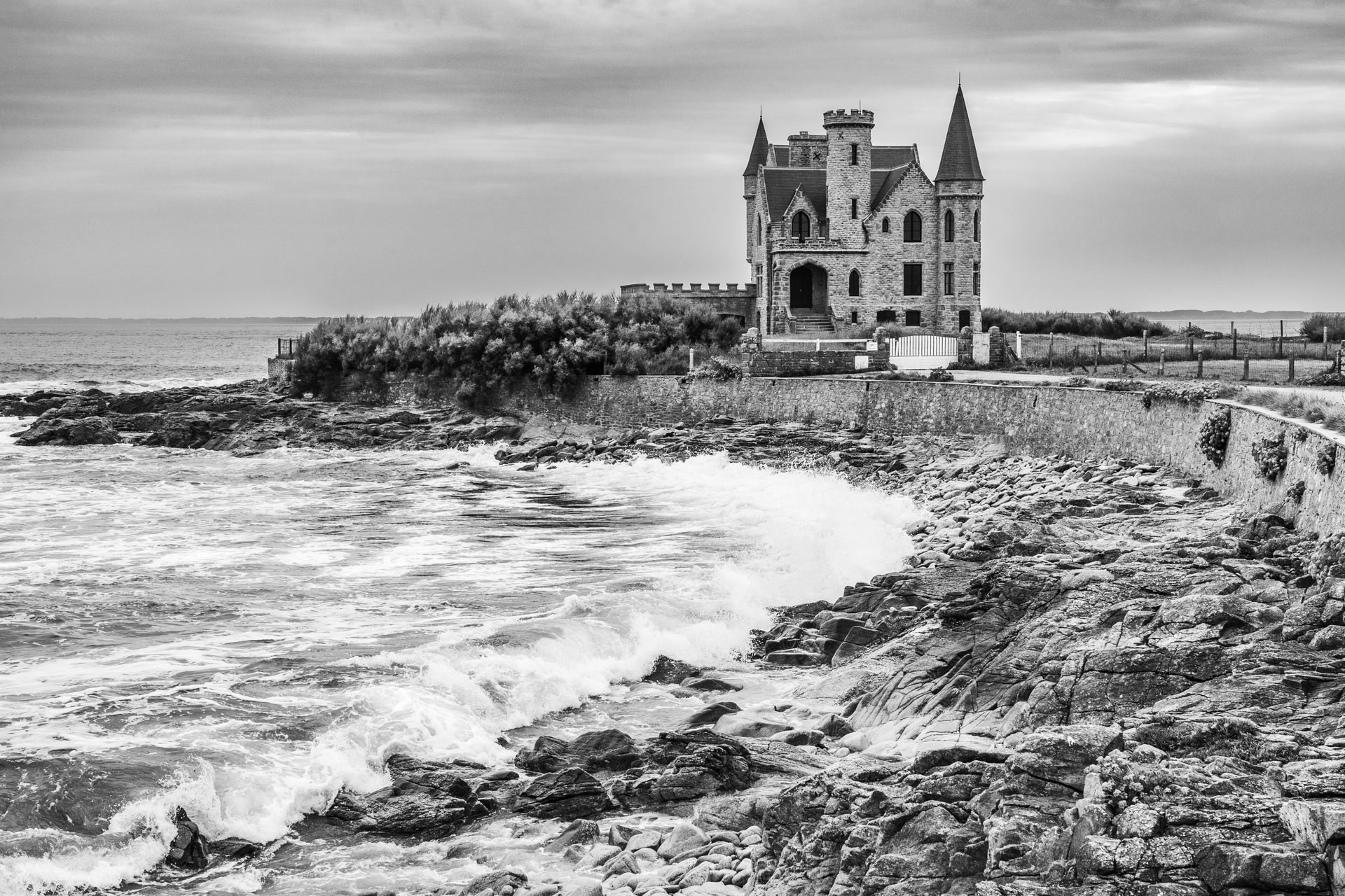 Schwarz-Weiß-Foto von Château Turpault an der Küste von Quiberon, Frankreich, Foto von Maike Jarsetz