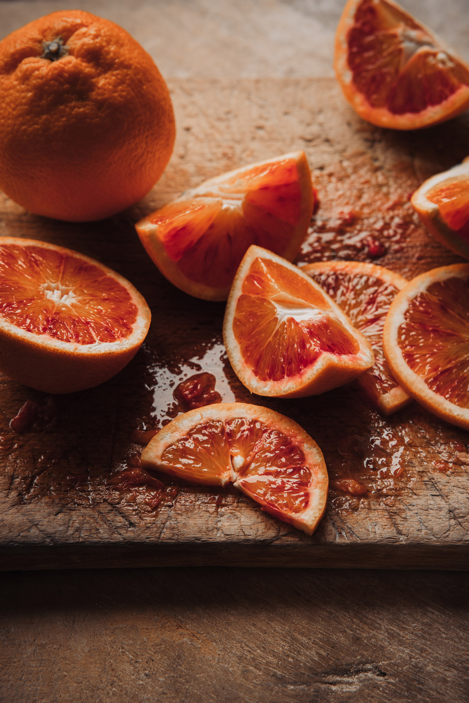 Oranges coupées sur une planche à découper en bois, prises par Bea Lubas avec le Canon EOS R5.

