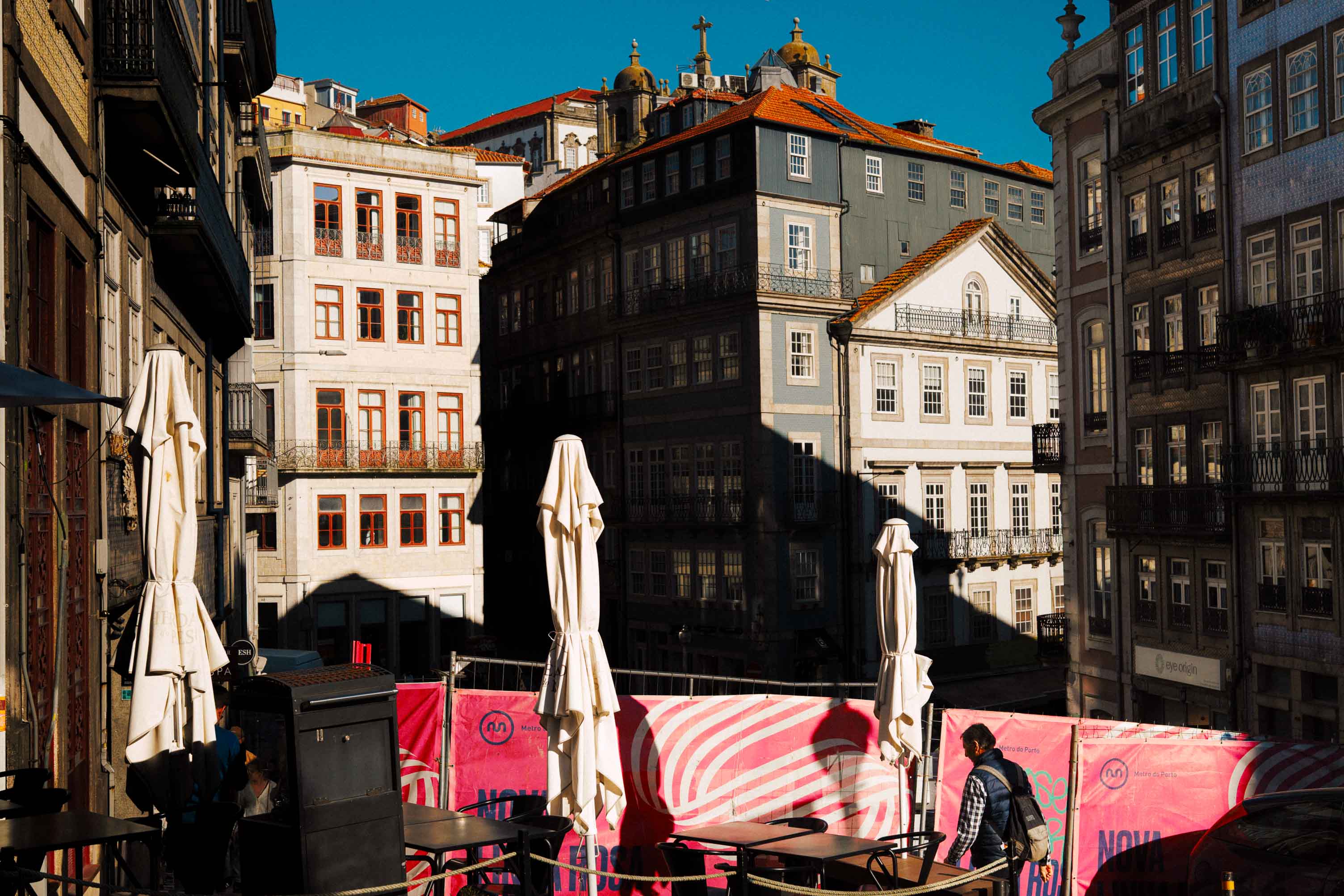 Besonders kontrastreiches Bild, das eine interessante Komposition aus Farbe und Licht in Porto erzeugt. Aufgenommen von Connor Redmond mit der Sigma BF.
