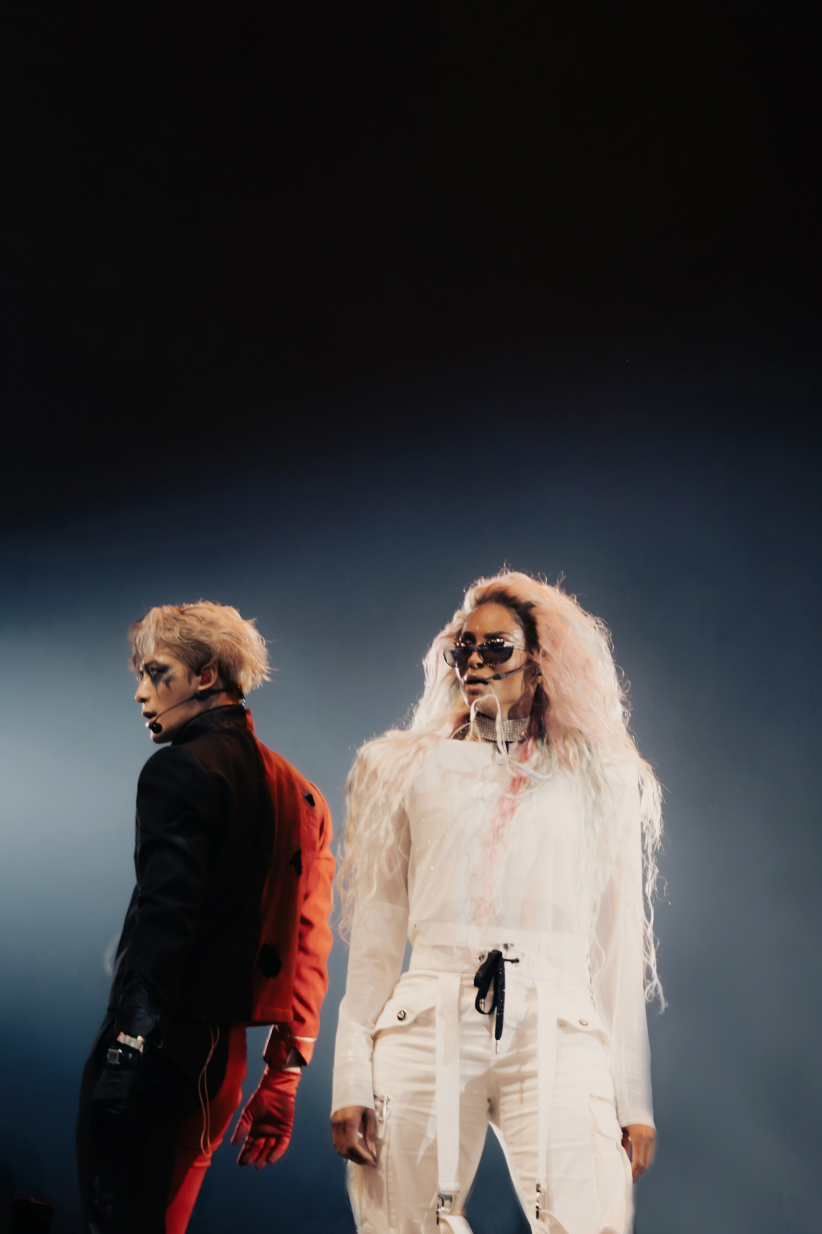 Foto von Jackson Wang und Ciara auf der Bühne beim Coachella Musikfestival 2023.