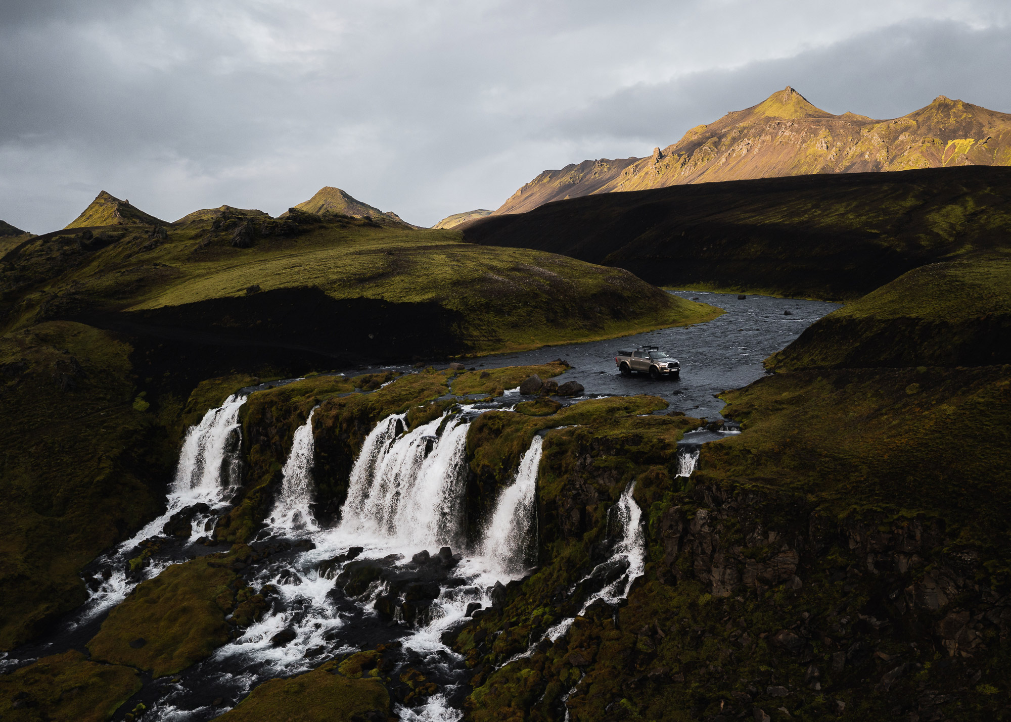 Ein Drohnenfoto von einem kleinen Wasserfall mit einem Berg im Hintergrund auf Island, aufgenommen von Paul Watson mit der DJI Mavic 2 Pro