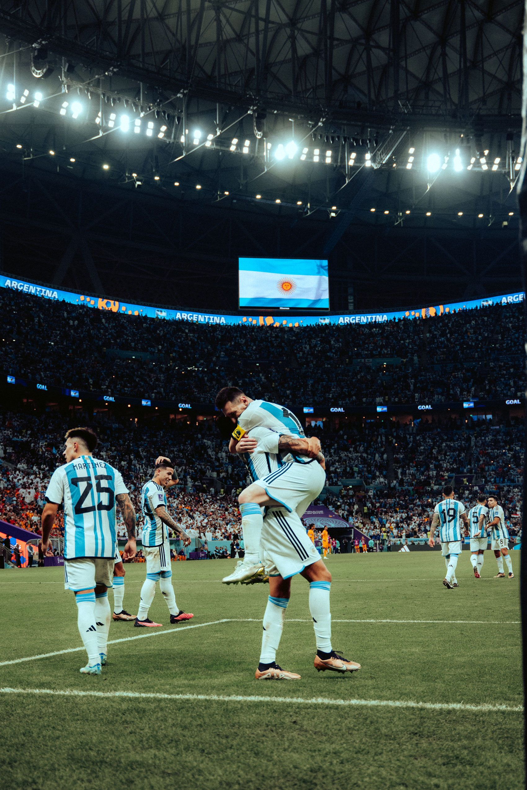 Argentinische Spieler feiern auf dem Platz, im Zentrum springt ein Spieler einem anderen in die Arme, aufgenommen von Lukas Mengeler