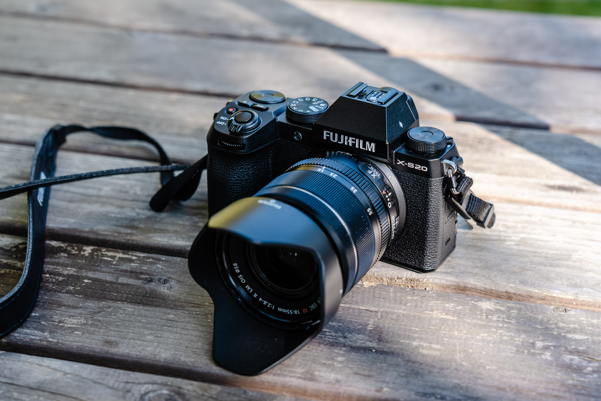 Gebrauchte Fujifilm X-S20 auf einer Bank aus Holz