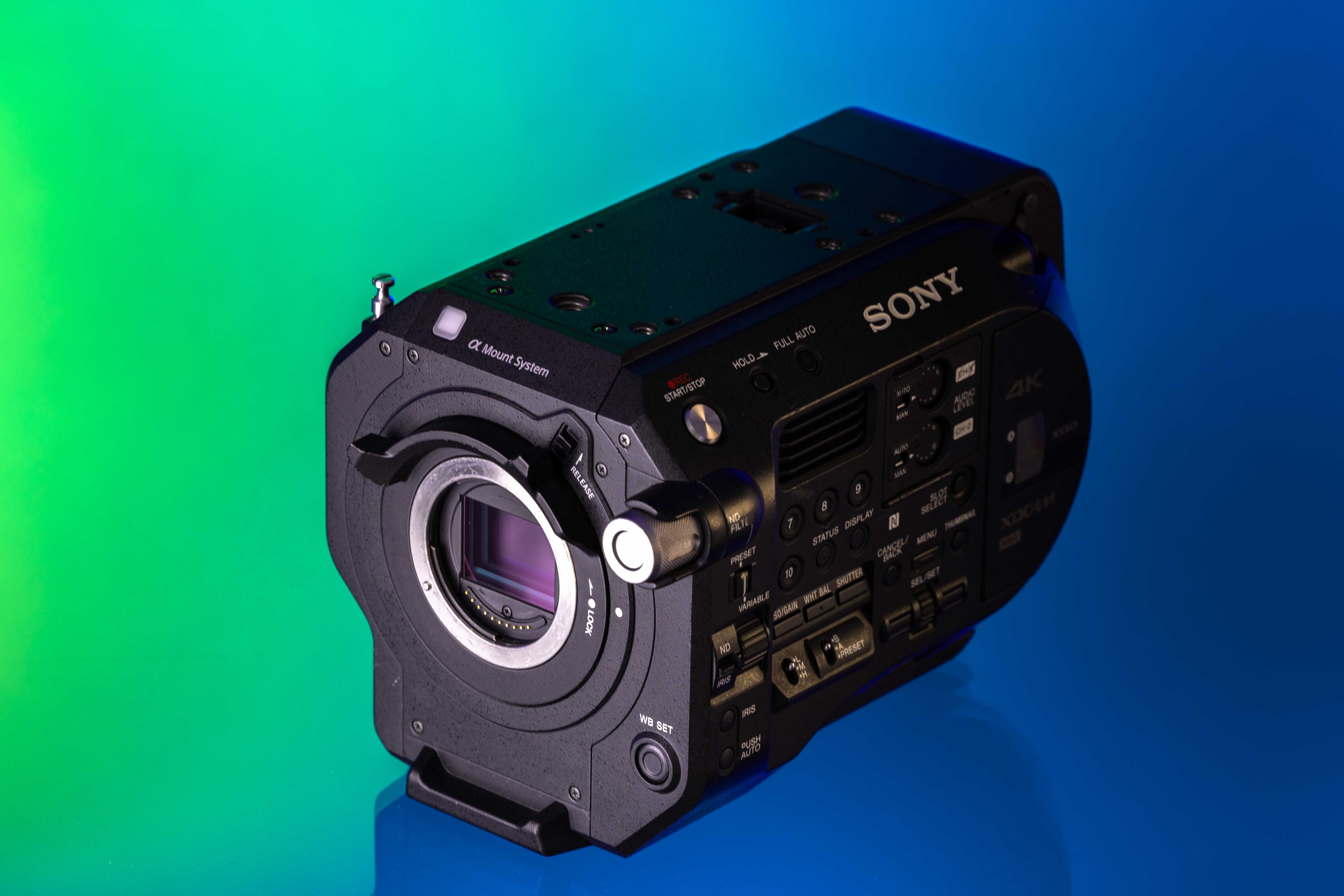 Sony PXW-FS7 II met een blauw groene achtergrond