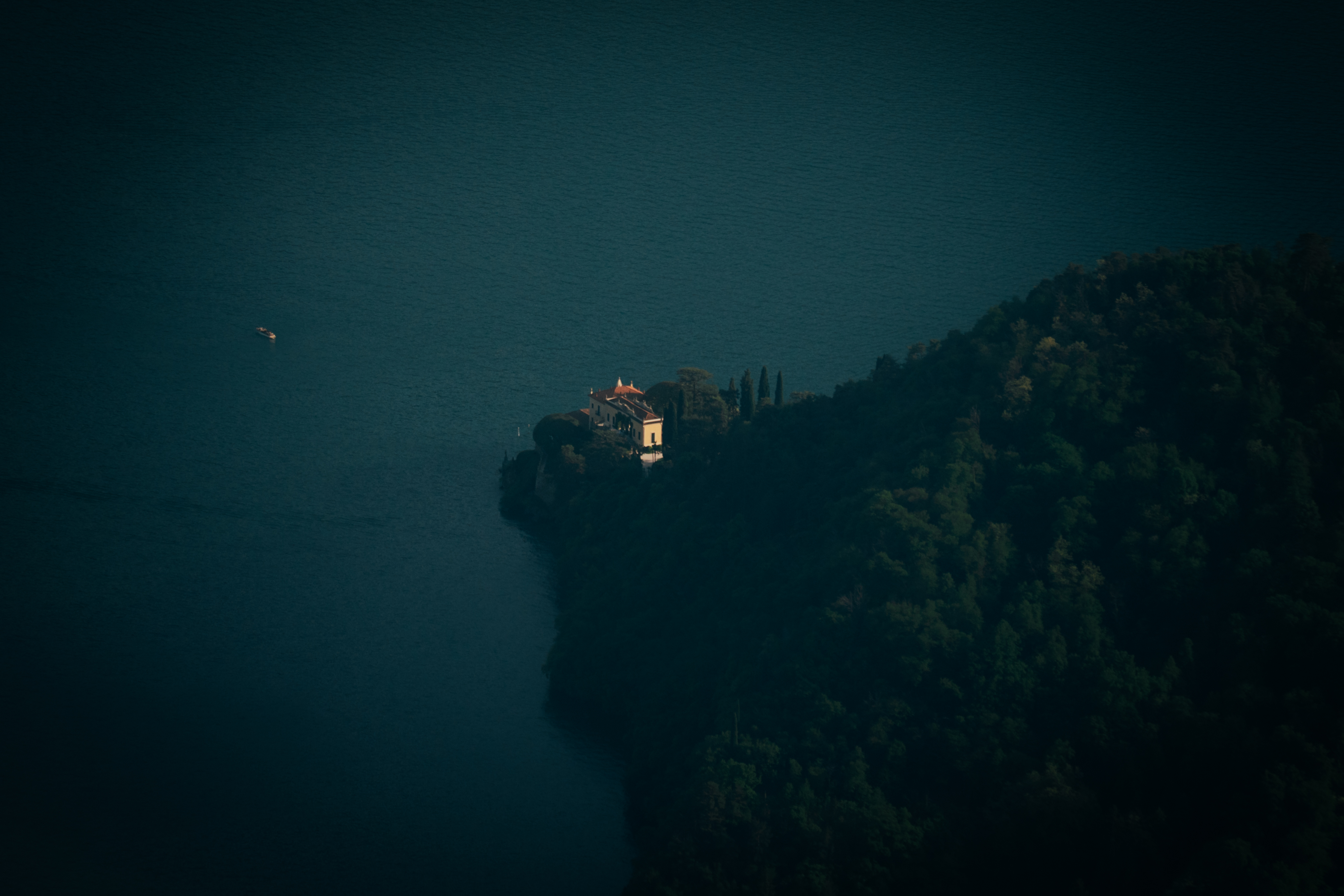 Villa affacciata sul Lago di Como ripresa a lunga distanza