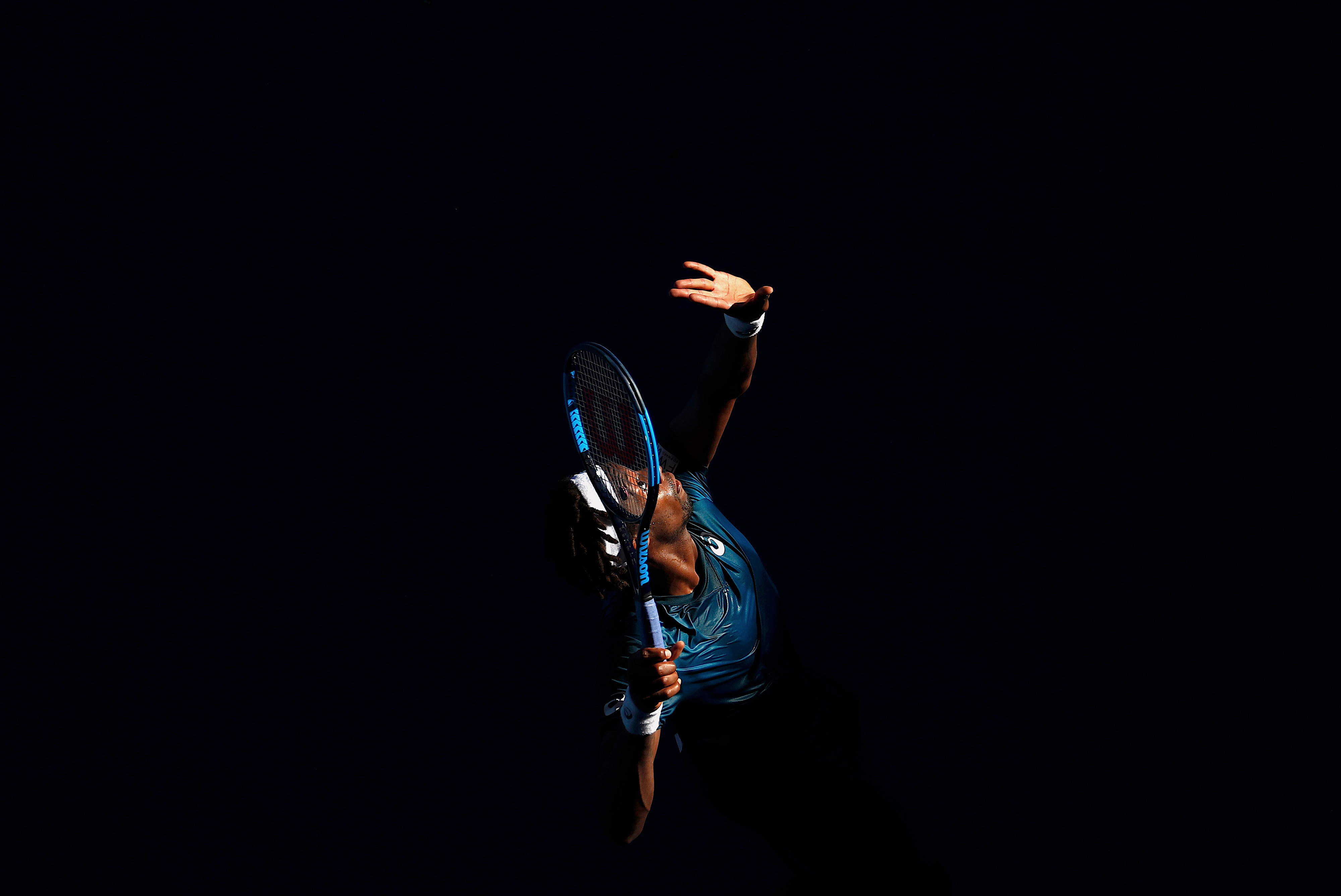 Tennis - Australian Open - Rod Laver Arena, Melbourne, Australië, 18 januari 2018. Gael Monfils van Frankrijk serveert tegen Novak Djokovic van Servië. Foto door David Gray