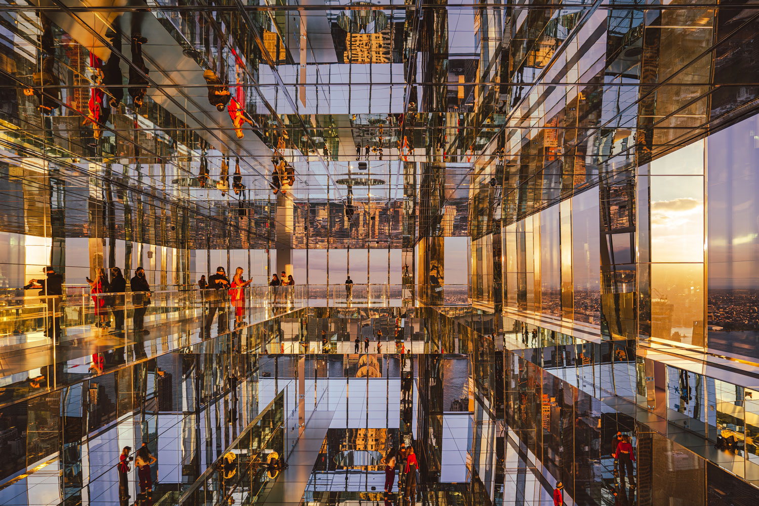 Ein Foto der reflektierenden Glasfenster im SUMMIT in New York City.