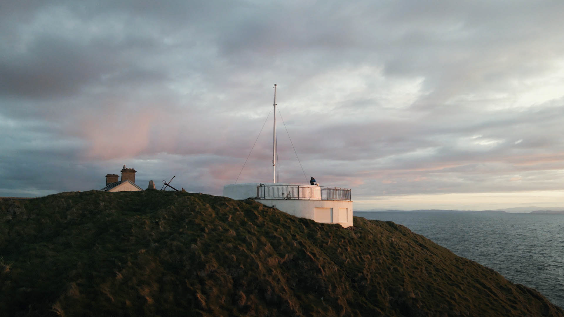 Een wit gebouw op een klif aan zee, een still beeld uit de korte film Truluck van Matt Cannon en Jake Smallwood.