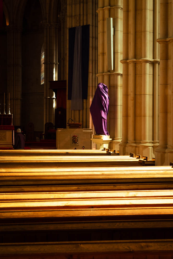 Im Inneren einer Kirche mit einem weichen warmen Licht von der rechten Seite, Foto von Jakub Golis