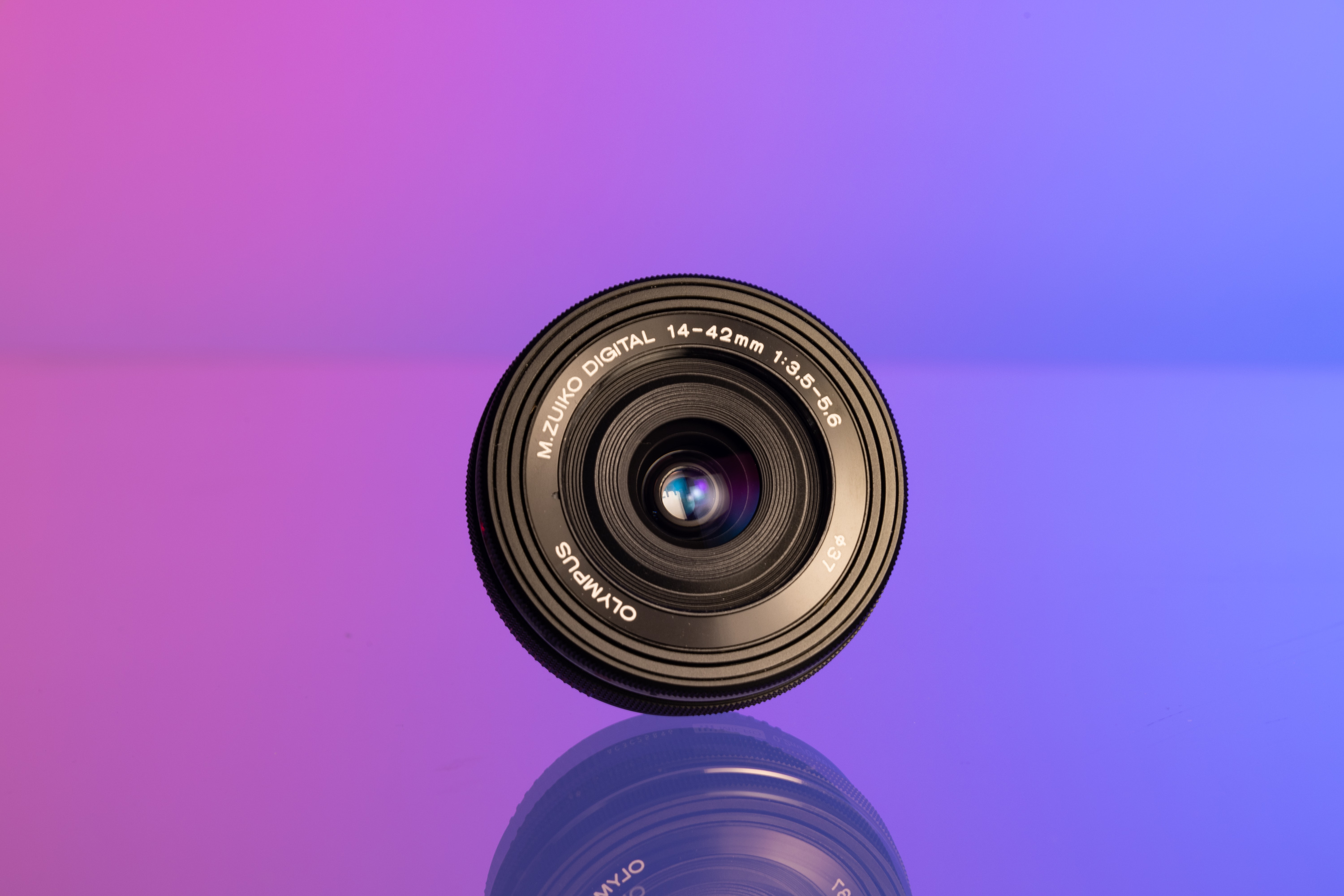 Objectif Olympus M. Zuiko ED 14-42 mm f/3.5-5.6 EZ sur un fond violet et bleu