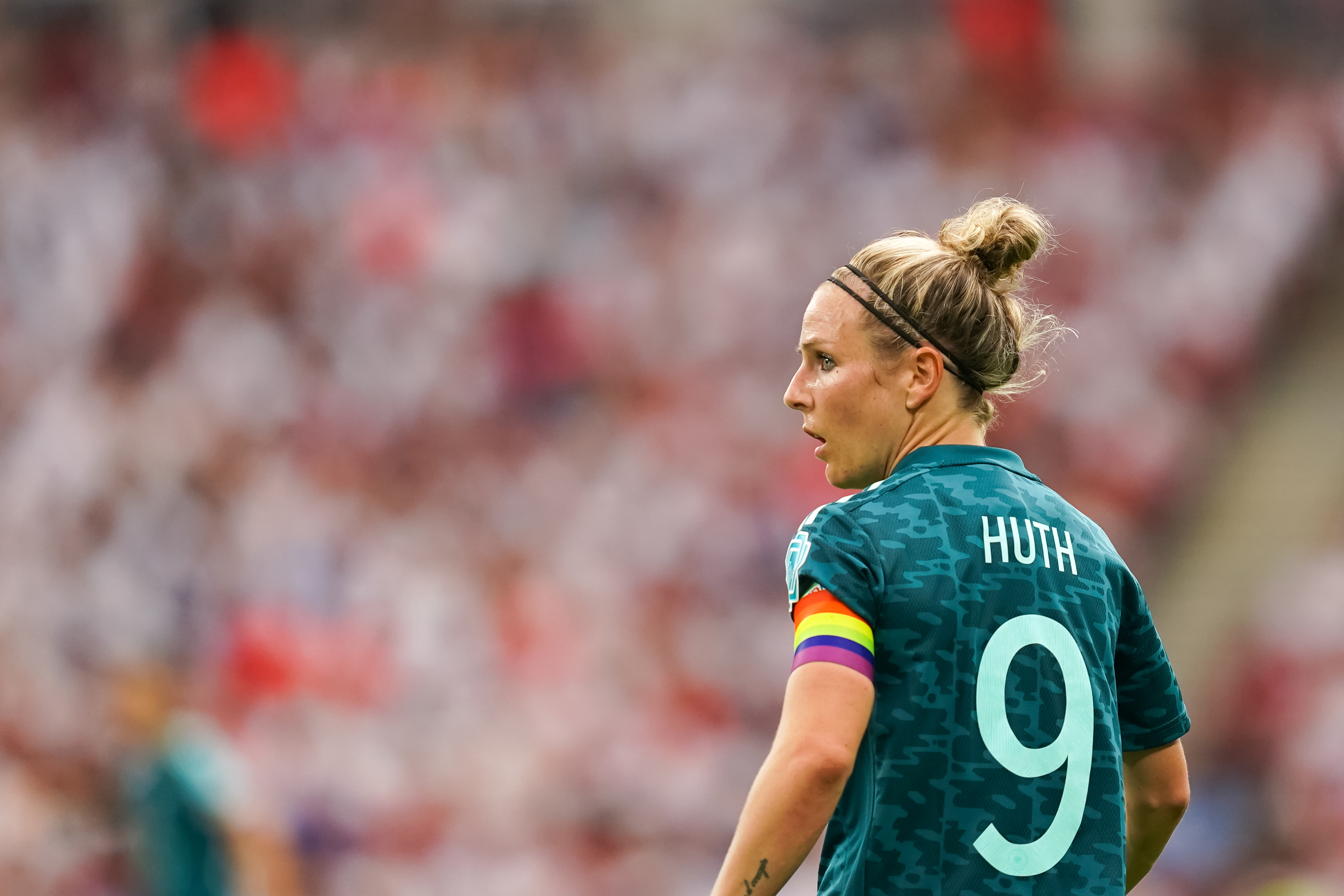 La joueuse de football allemande Svenja Huth avec un arrière-plan flou, lors de la finale de l'Euro féminin 2022. Photographiée par Daniela Porcelli avec le Sony A9 II.