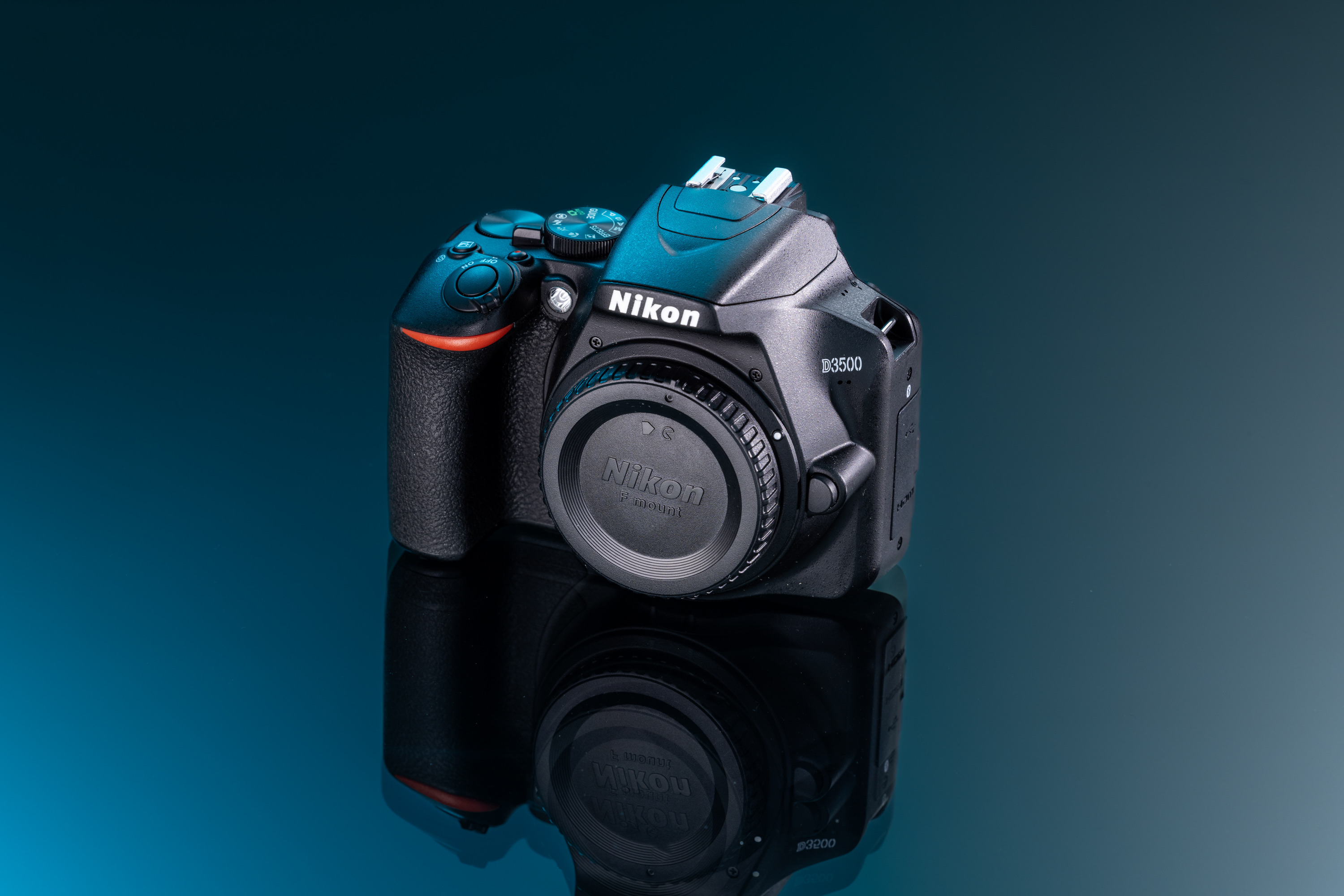 Tweedehands Nikon D3500 op een blauwe en zwarte achtergrond