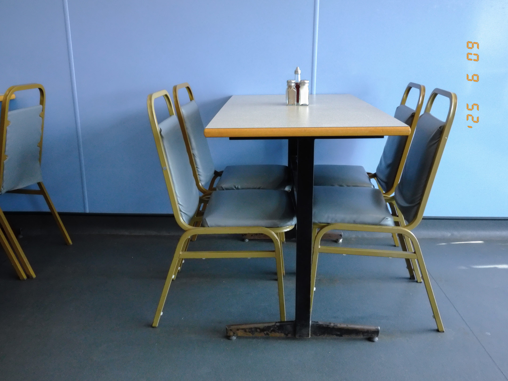 Esstisch mit Gewürzen in einem Café am Meer.