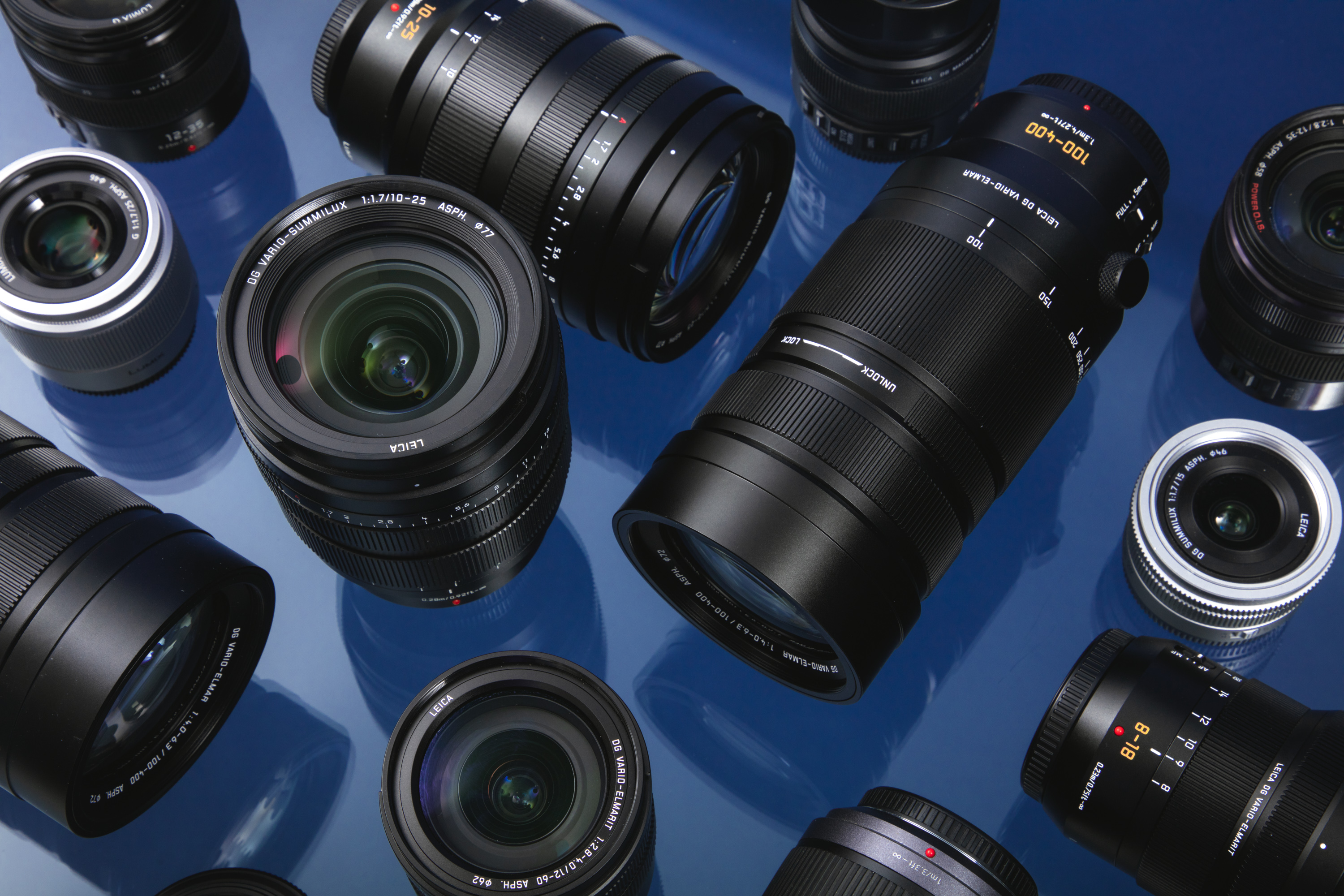 Micro Four Thirds-lenzen op een blauw reflecterend oppervlak