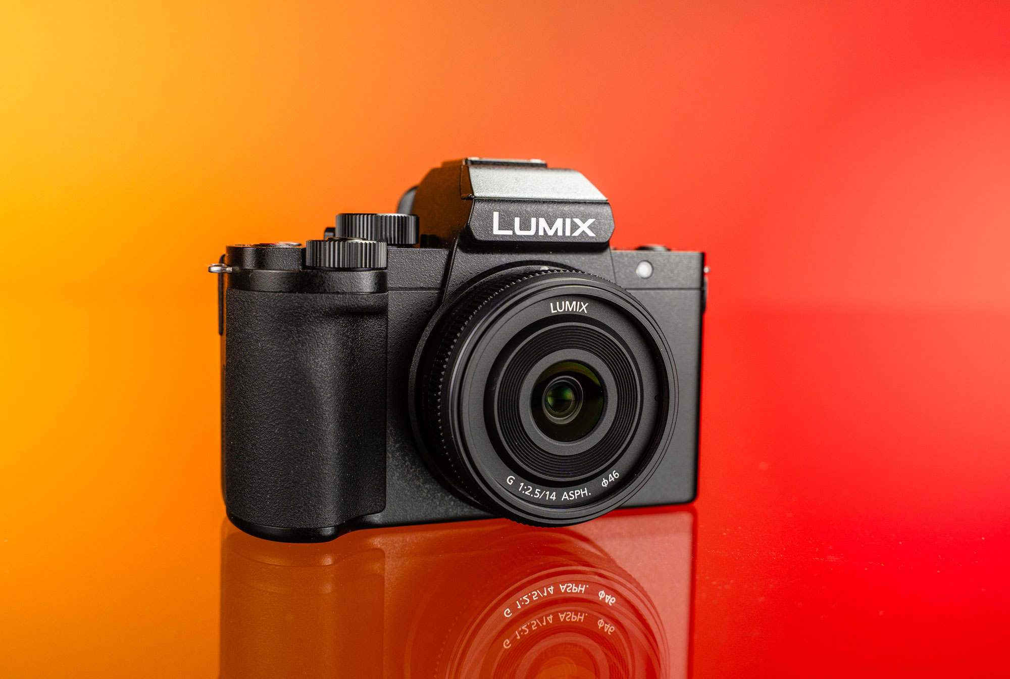 Gebrauchte Panasonic G100 auf rot-orangem Hintergrund