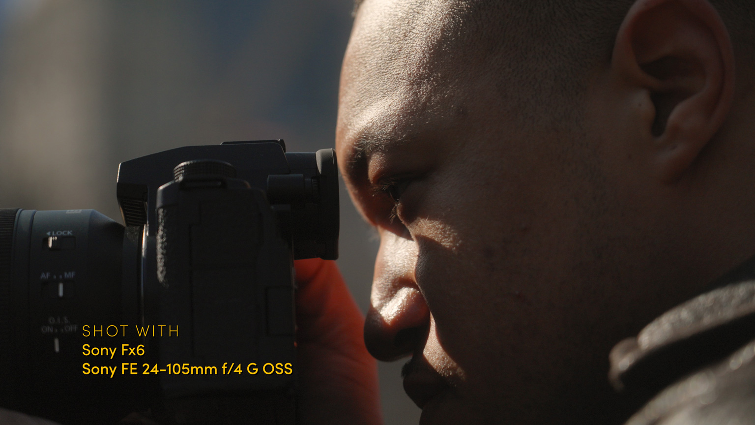Gros plan d'une personne regardant dans le viseur du Sony FX6.
