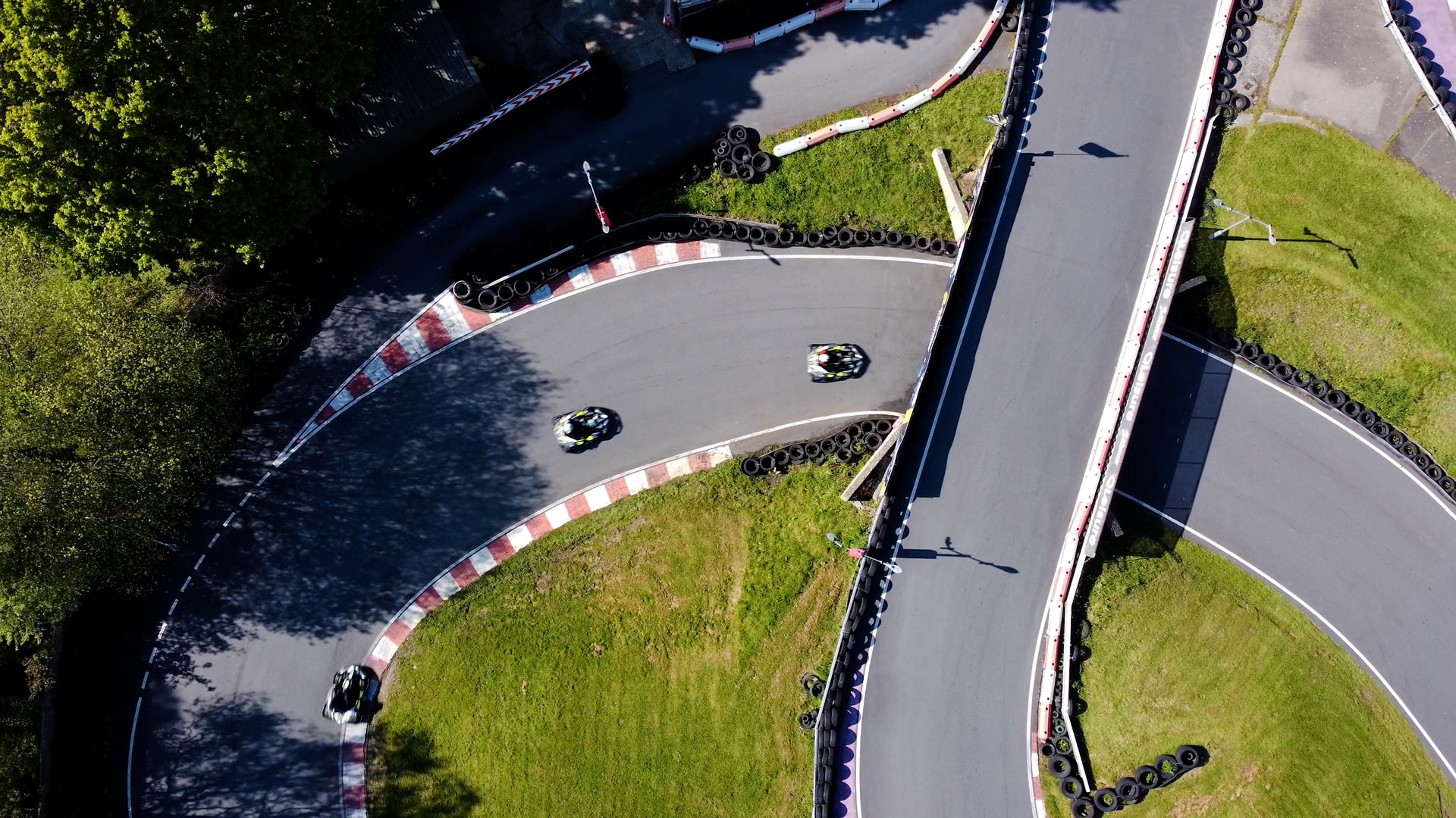 Eine Gokart-Rennstrecke aus der Vogelperspektive