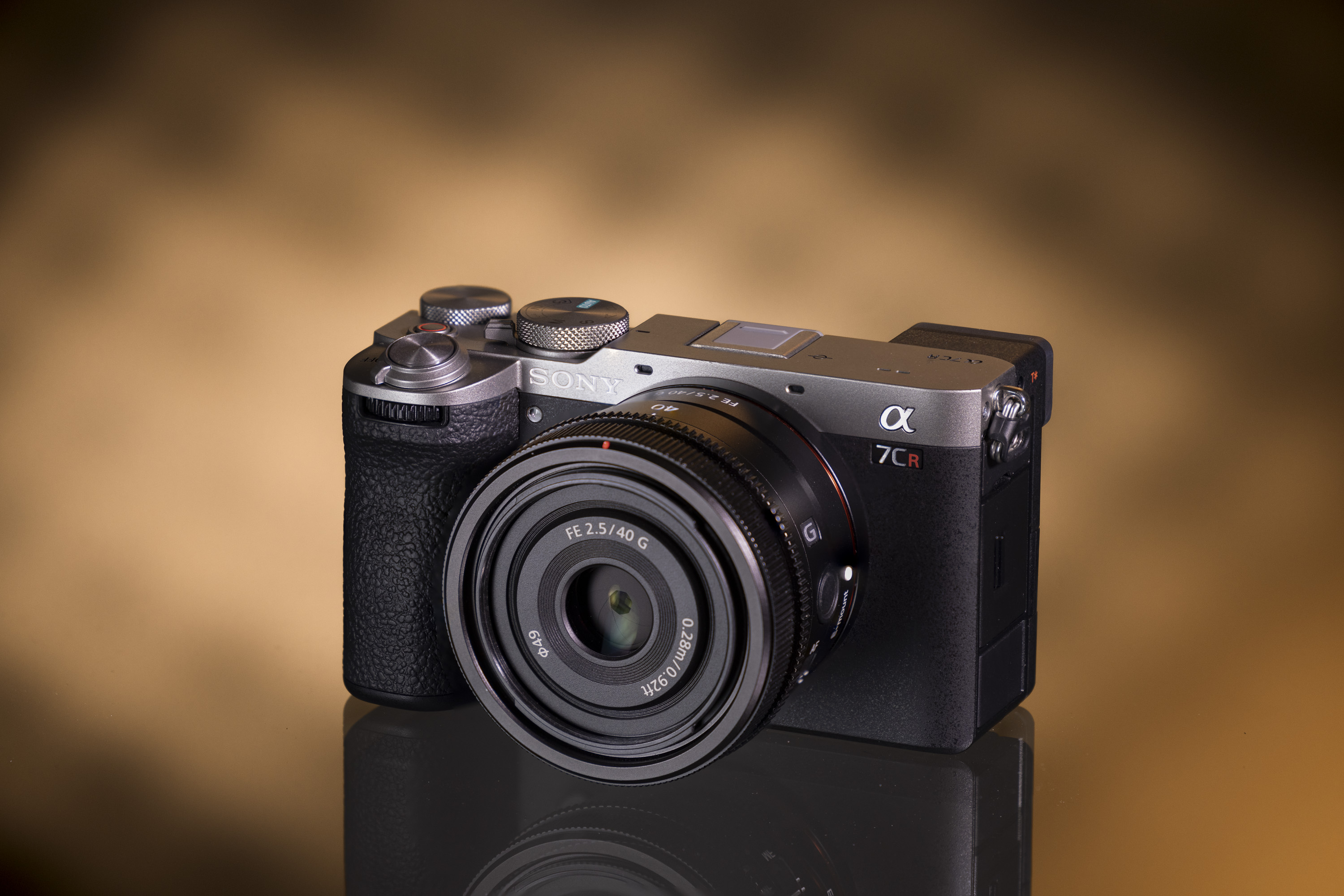 Sony A7CR met de Sony FE 40mm f/2.5 G op een goudkleurige achtergrond