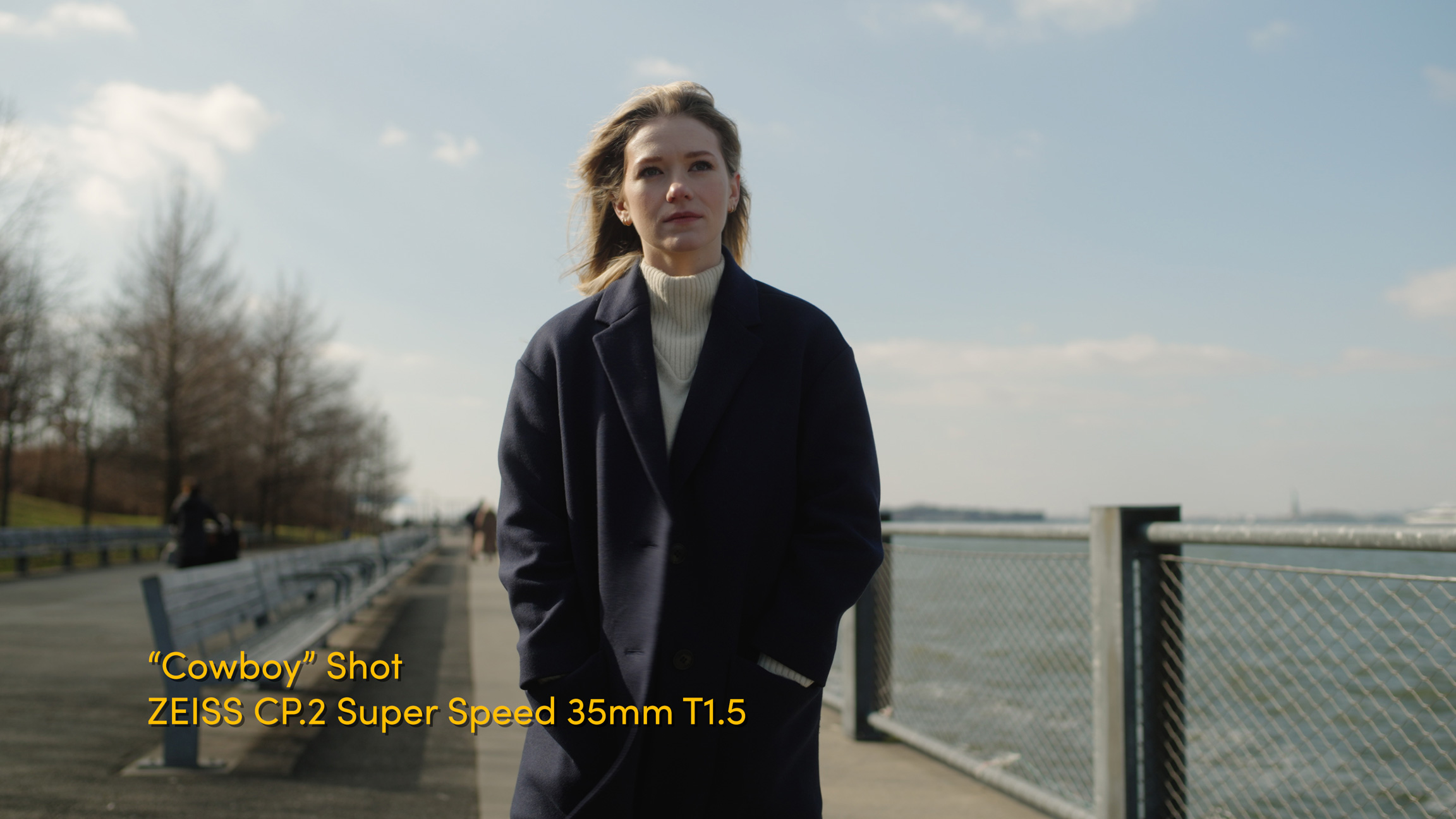 Beispiel für eine amerikanische Einstellung mit einer Person in der Nähe von Wasser und Weg in New York City