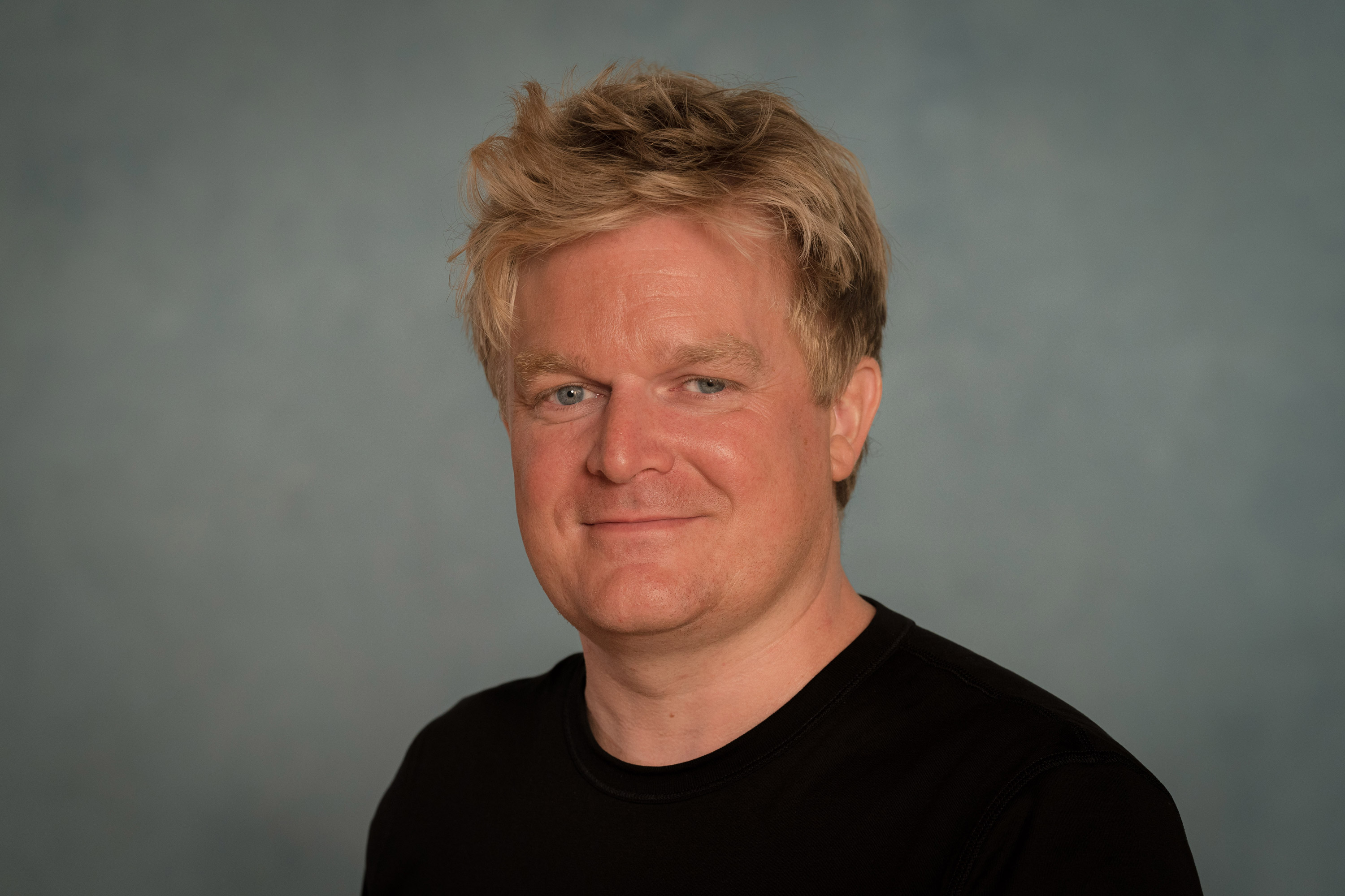 Ein Porträt des CEOs und Gründers von MPB, Matt Barker, in einem schwarzen T-Shirt