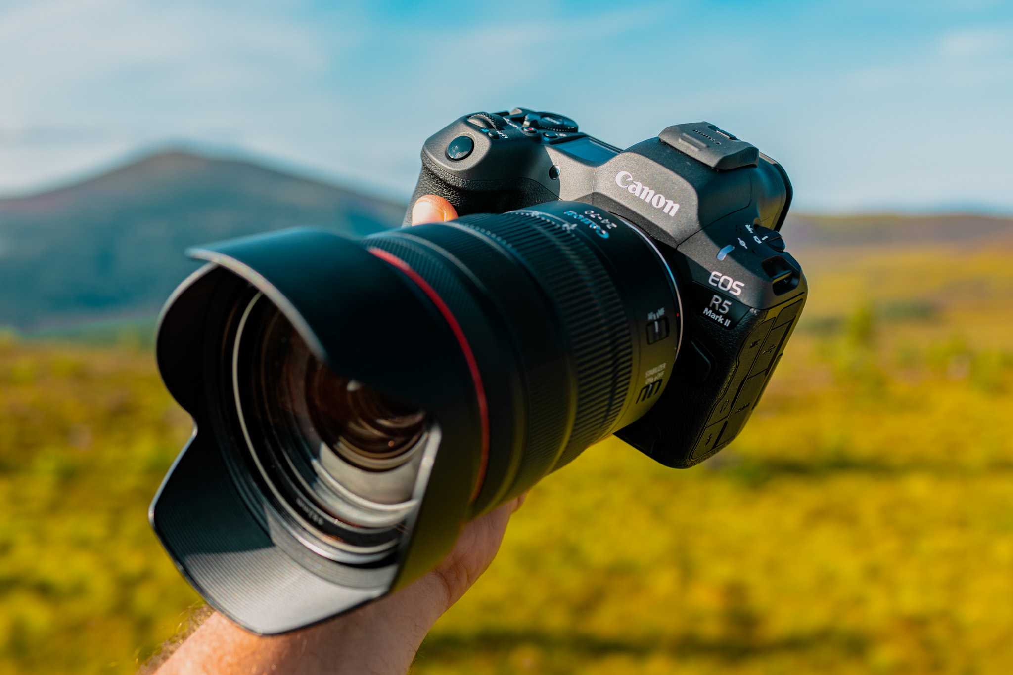 De Canon EOS R5 Mark II omhoog gehouden voor de camera in Schotland