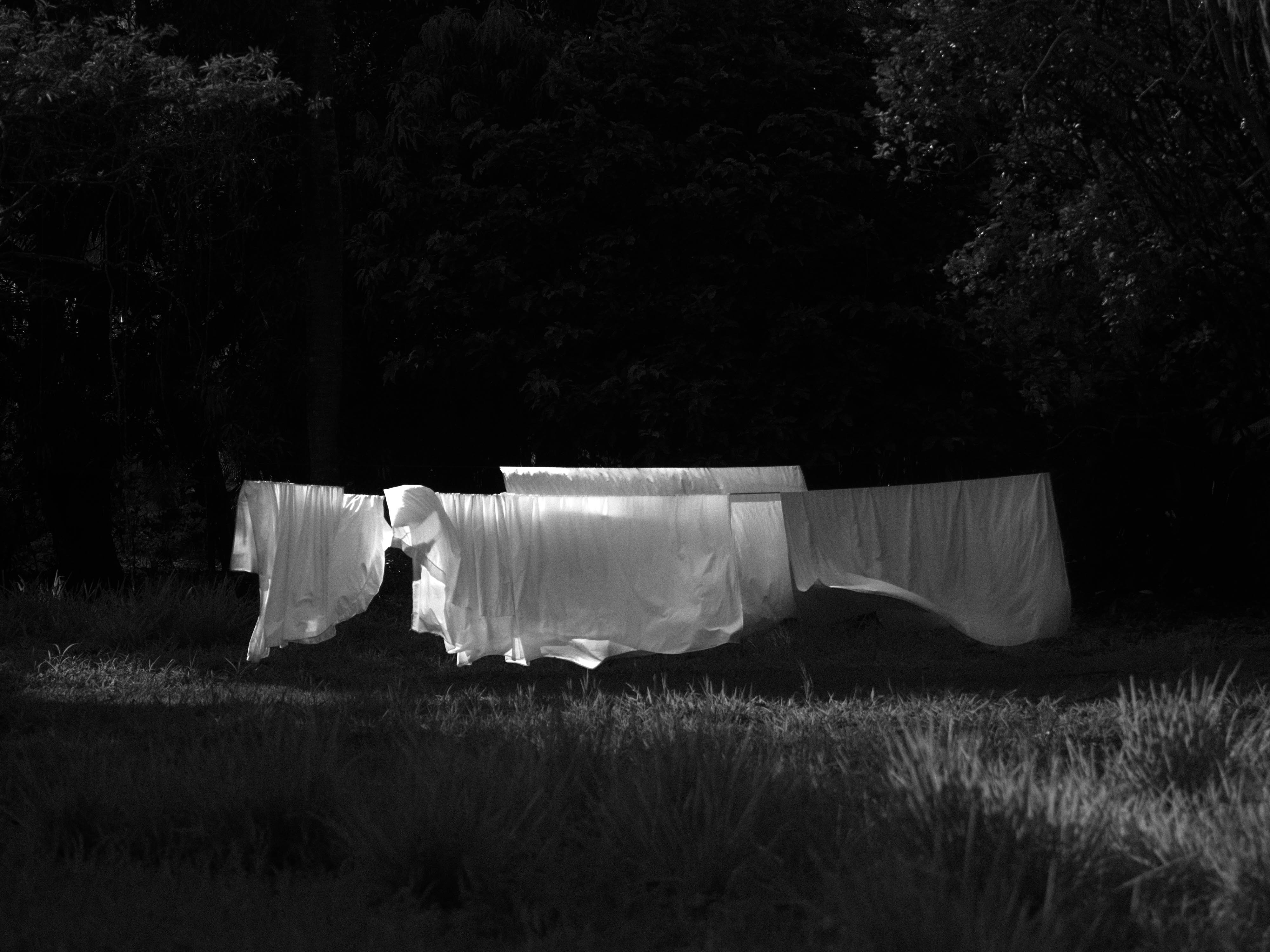Une photo en noir et blanc de draps suspendus à un fil à linge, prise par Ian Howorth avec un appareil photo moyen format Hasselblad X1D II