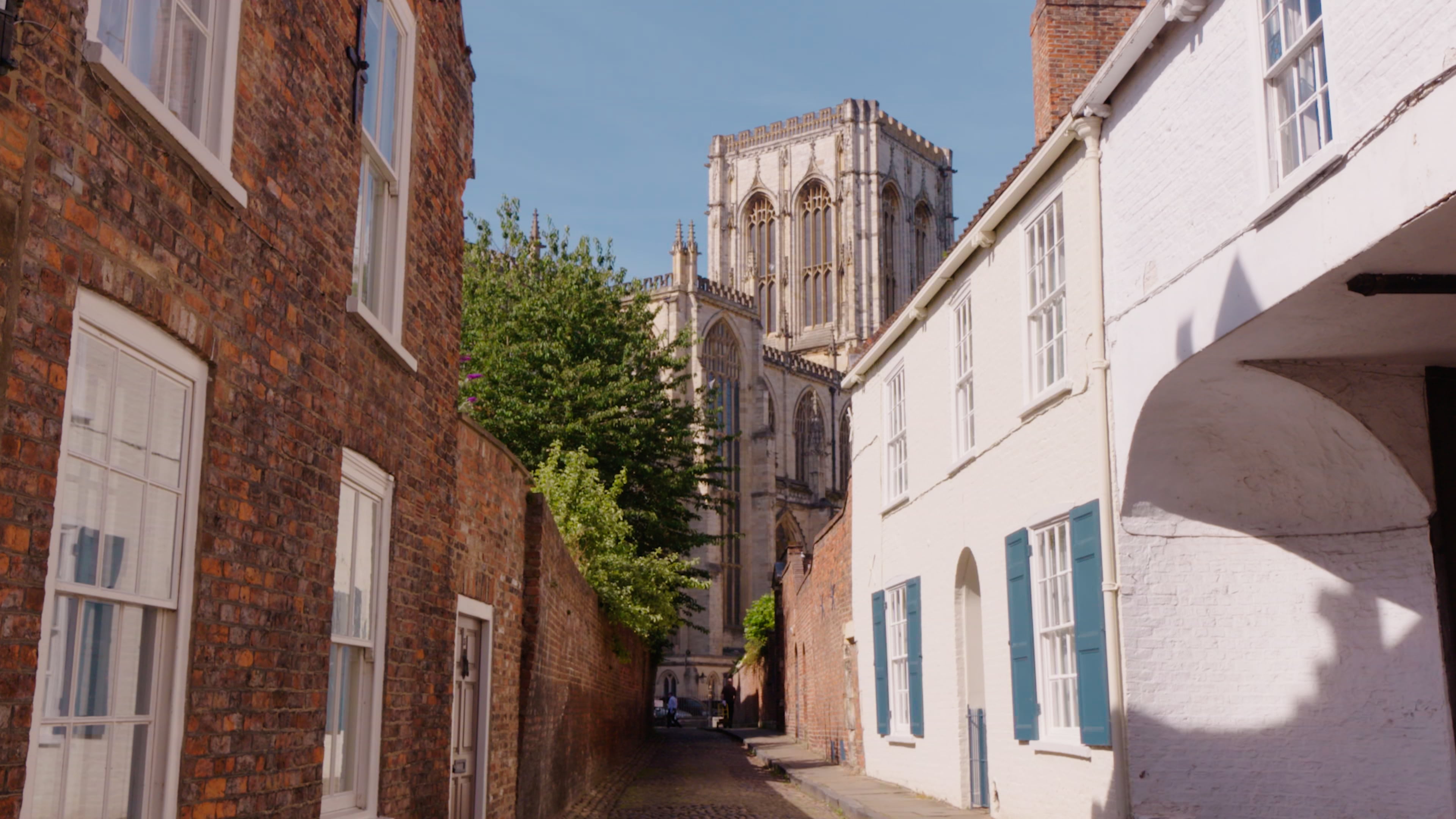 Deux rangées de maisons en briques créant des lignes directrices pointant vers York Minster.