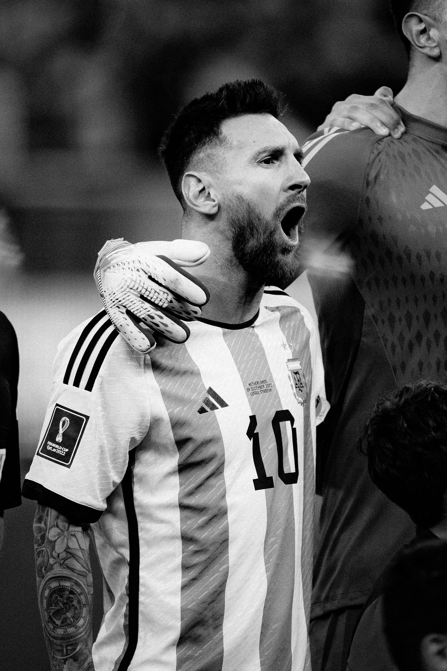 Photo en noir et blanc de Lionel Messi chantant l'hymne national, photo prise avec un Sony A 1 par Lukas Mengeler