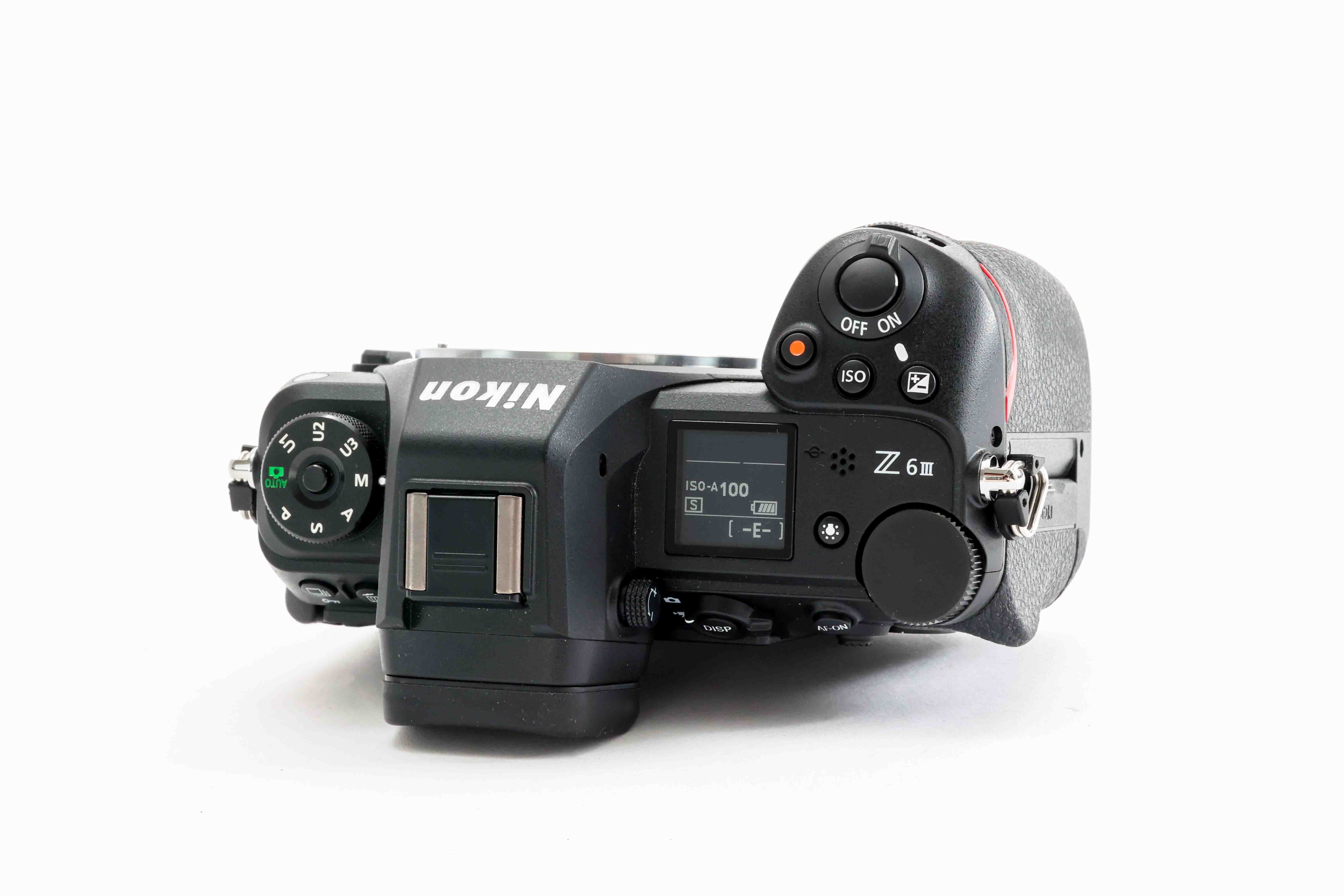 Vista dall'alto della Nikon Z6 III, con ghiera di comando, display superiore e pulsanti visibili.