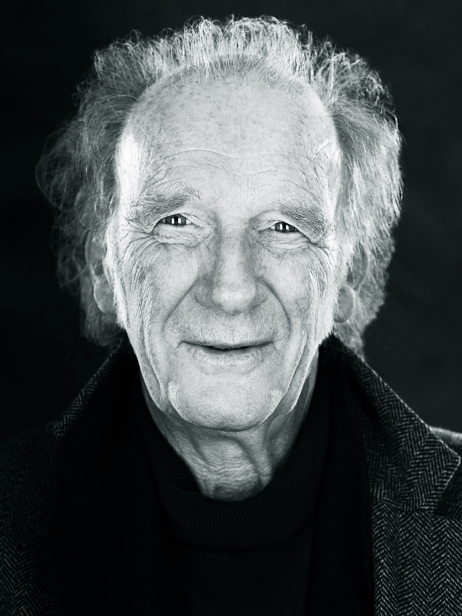 Lichter zwart-wit portret van Jock McFadyen RA, foto door Del Francis met een Fujifilm GFX 100S