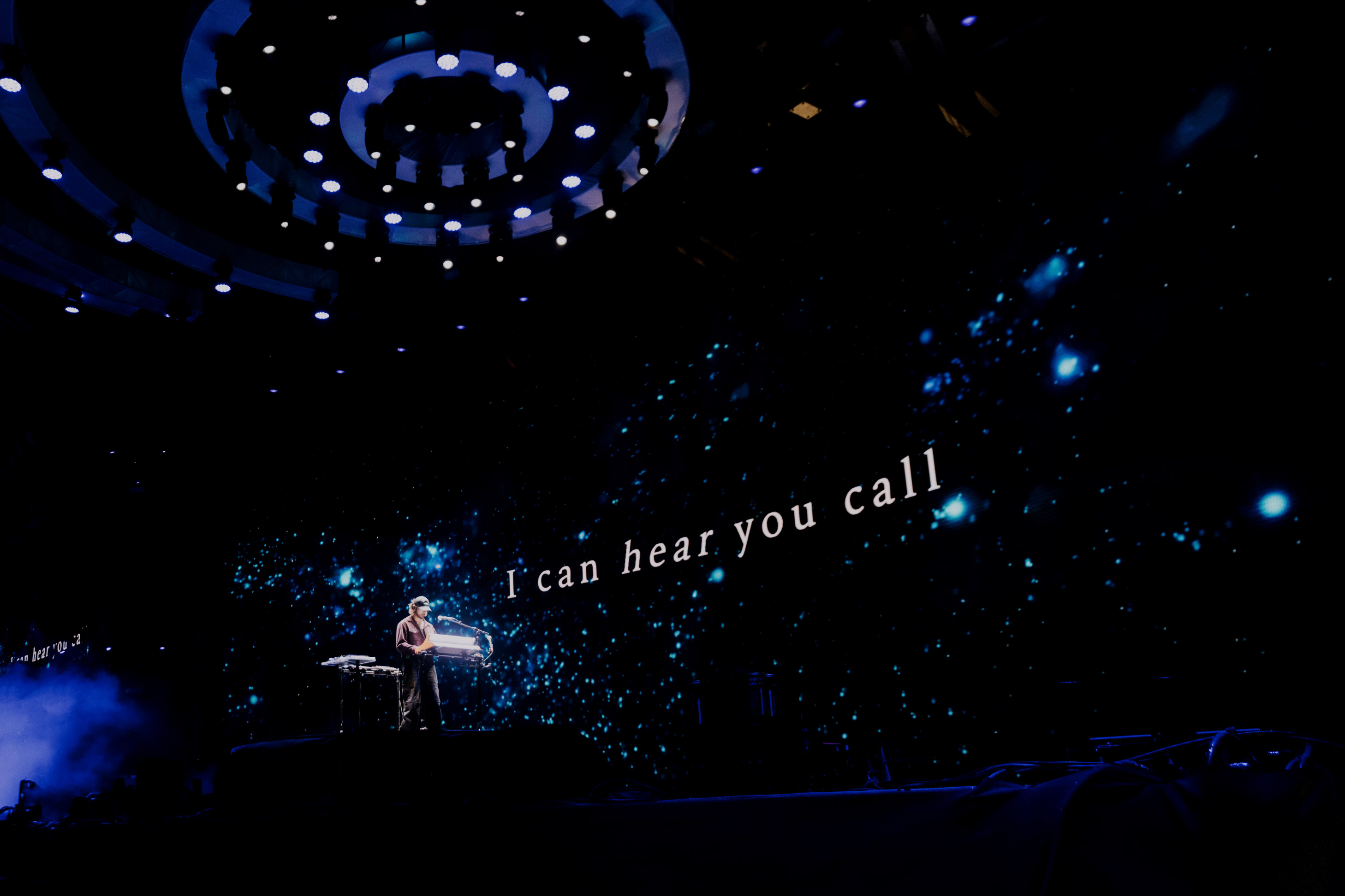 Jai Wolf tritt während des Coachella Musikfestivals 2023 auf der Bühne vor einem digitalen Hintergrund auf.