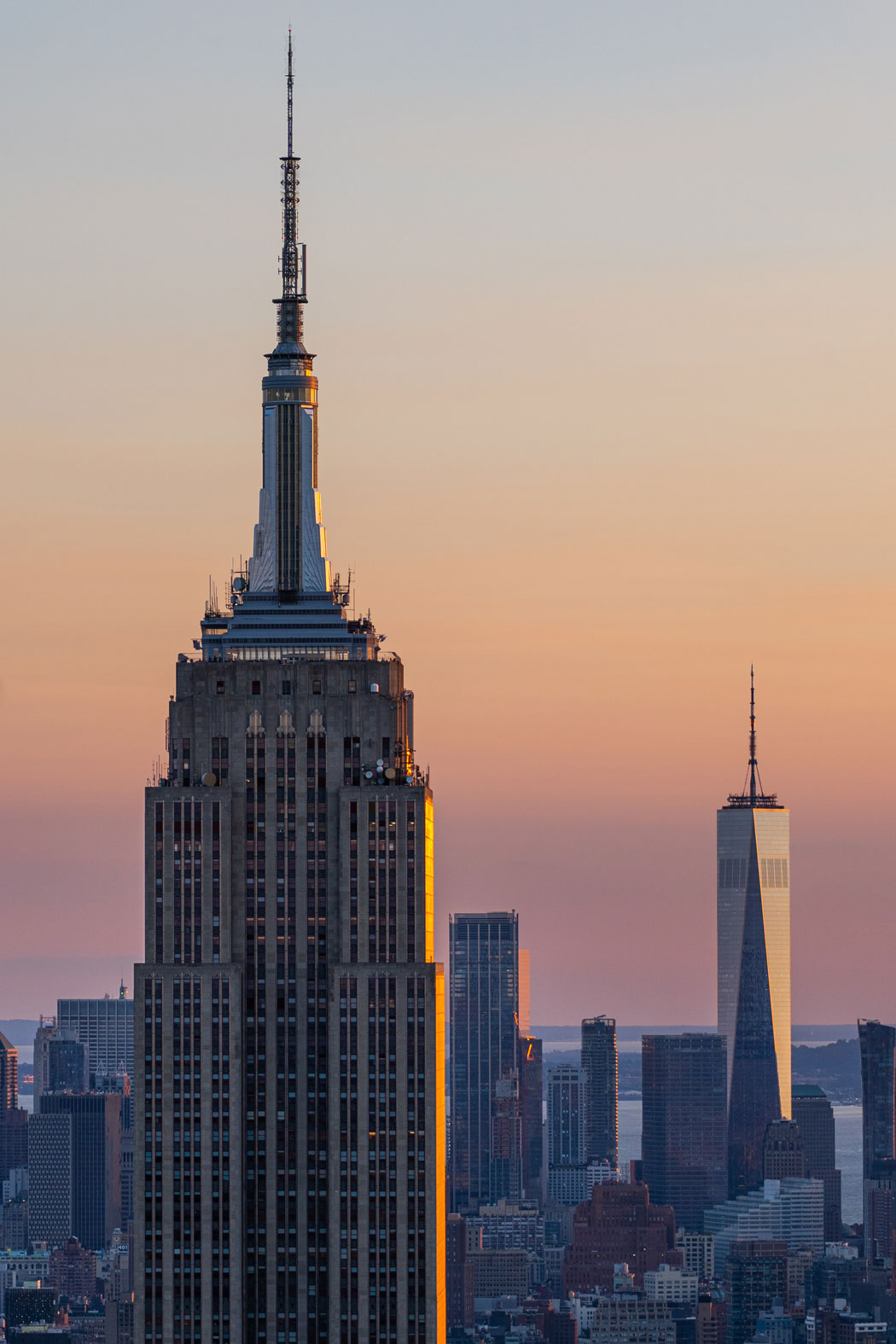 Ein Foto des Empire State Building, aufgenommen vom Top of the Rock in Manhattan.


