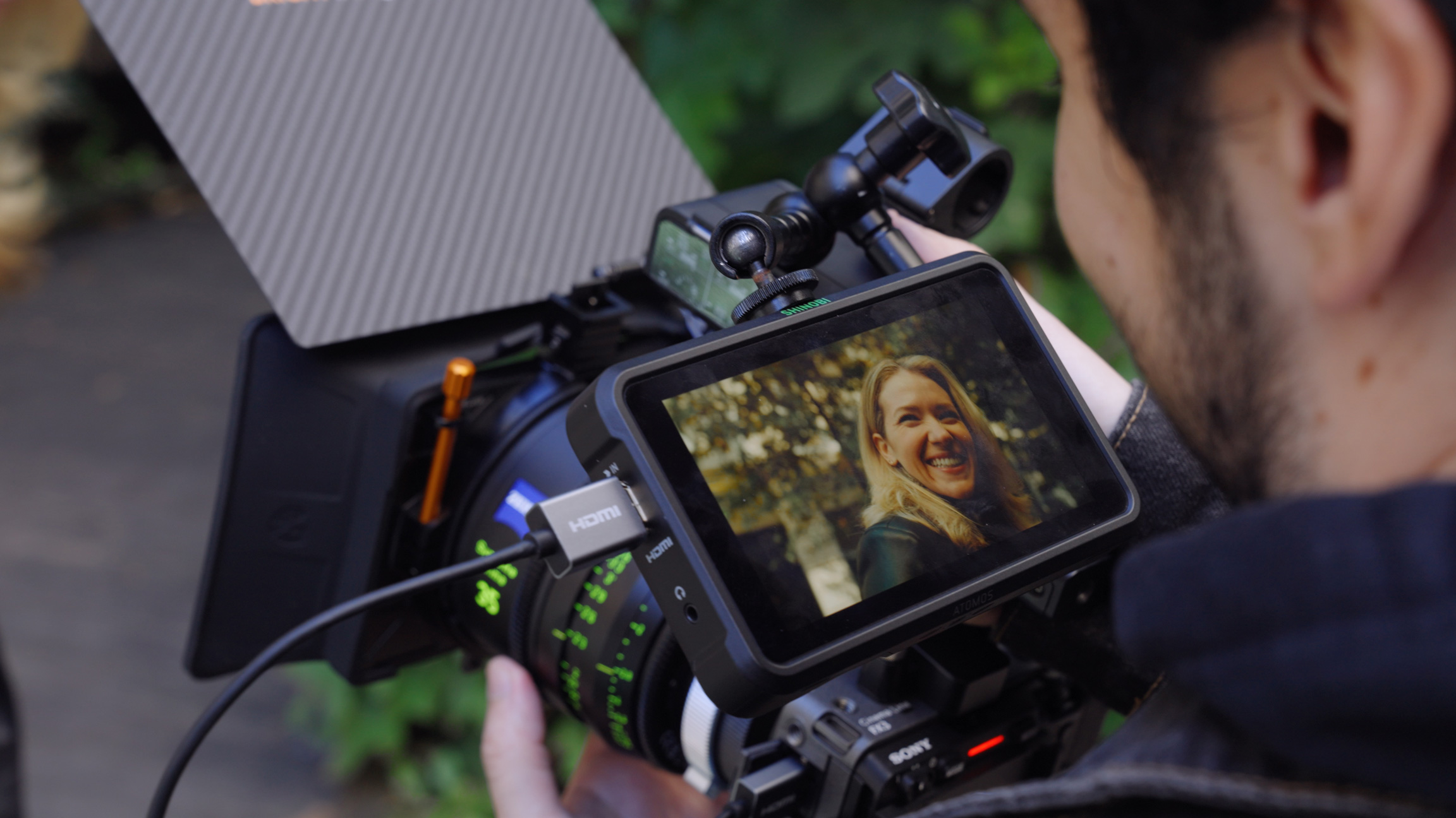 Persoon die Sony Fx3 vasthoudt met model in cameramonitor