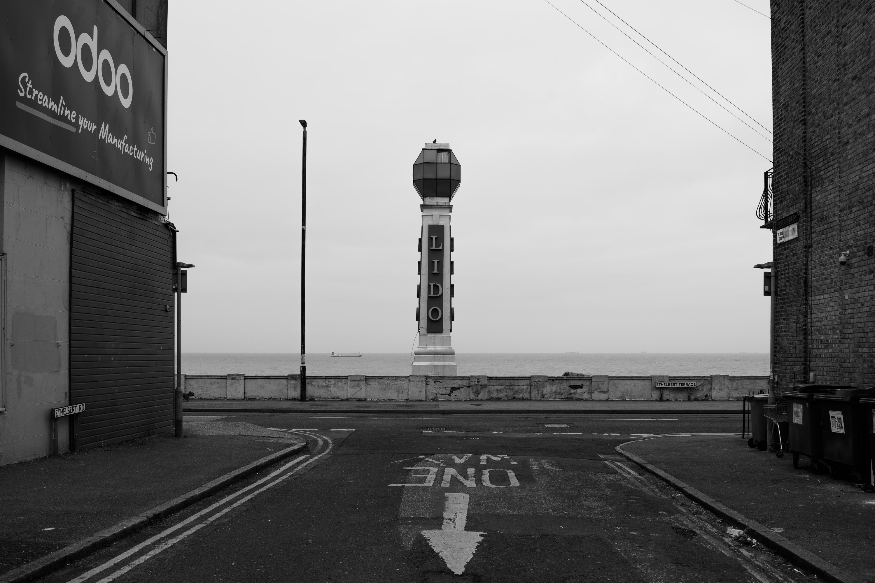 Schwarz-Weiß-Foto des berühmten Margate Lido von der Straße aus.