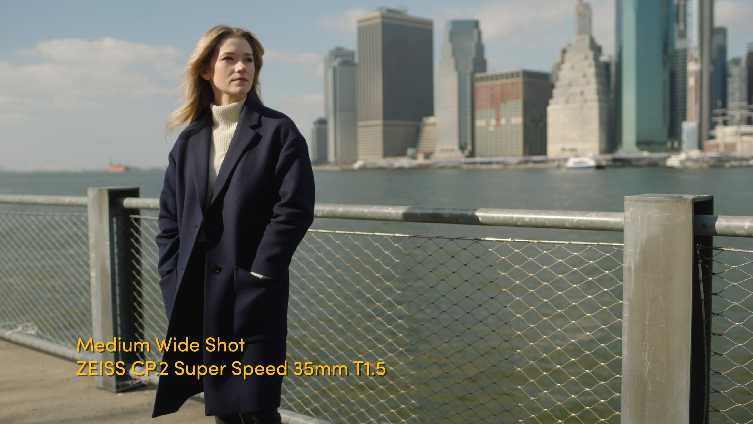 Medium long shot voorbeeld van vrouw voor de East River in New York City.