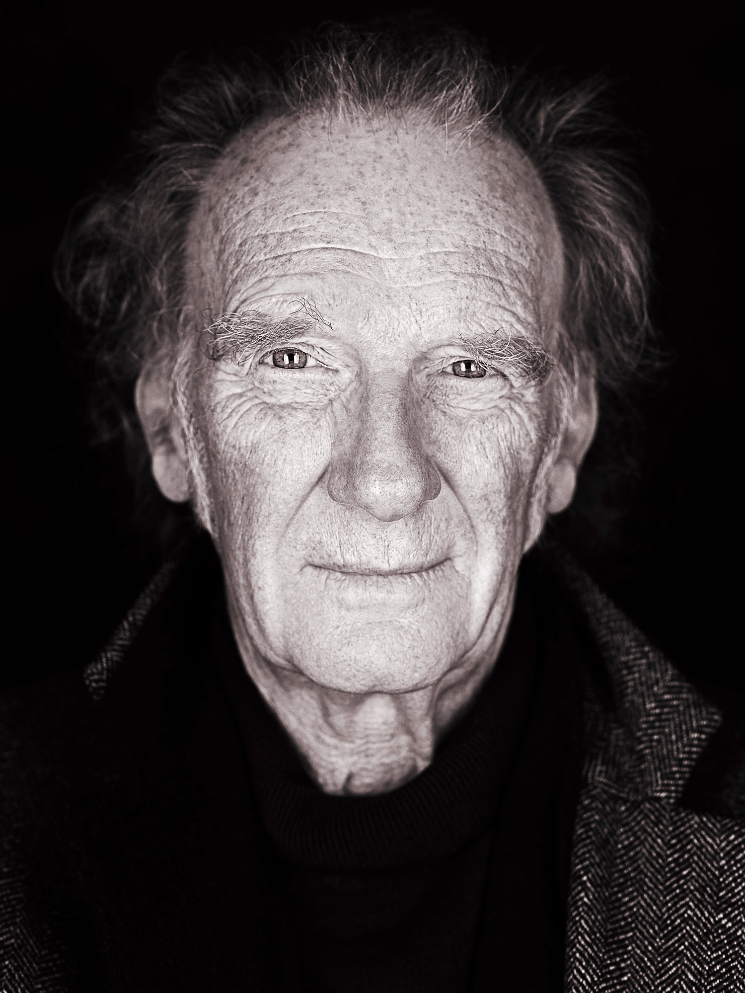 Donkerder zwart-wit portret van Jock McFadyen RA, gemaakt door Del Francis met een Fujifilm GFX 100S