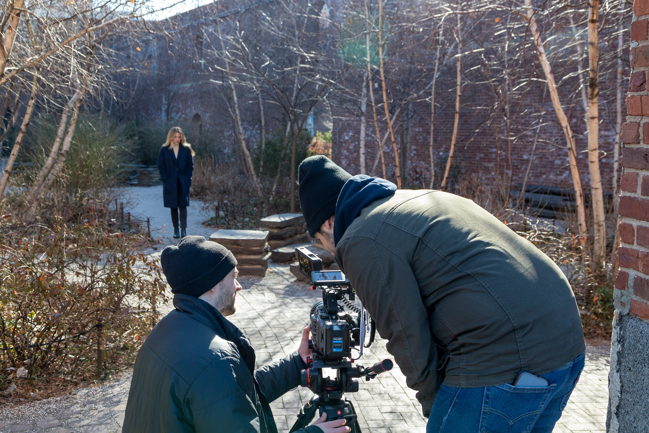 Filmmakers plaatsen de camera zo dat het onderwerp lopend wordt vastgelegd, terwijl het wordt omringd door bomen en bakstenen muren