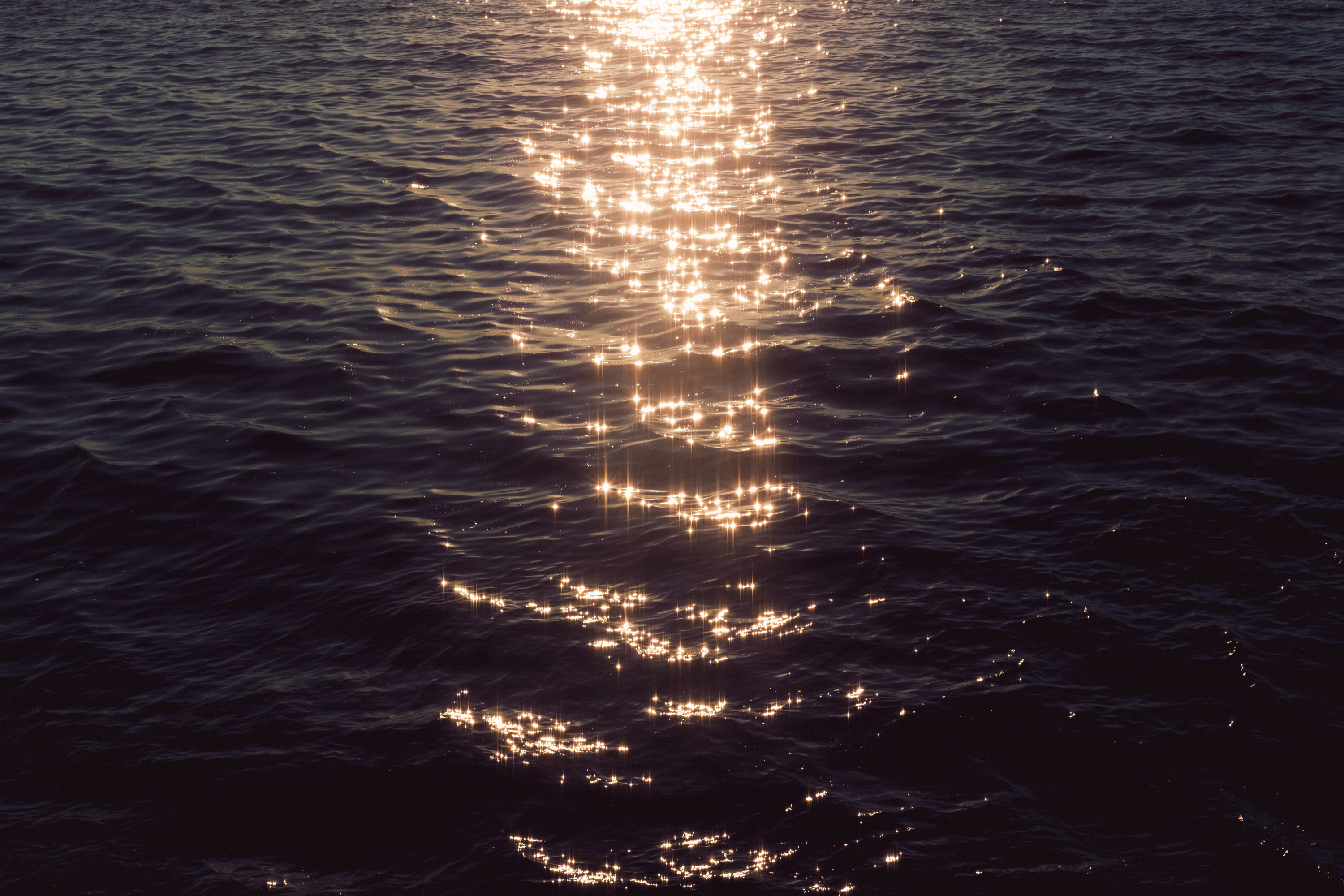 Une réflexion nostalgique de la lumière chaude et scintillante se reflétant sur l'eau de la baie de l'Hudson, à New York. Photo prise avec le X-Pro 3 par Ian Howorth.