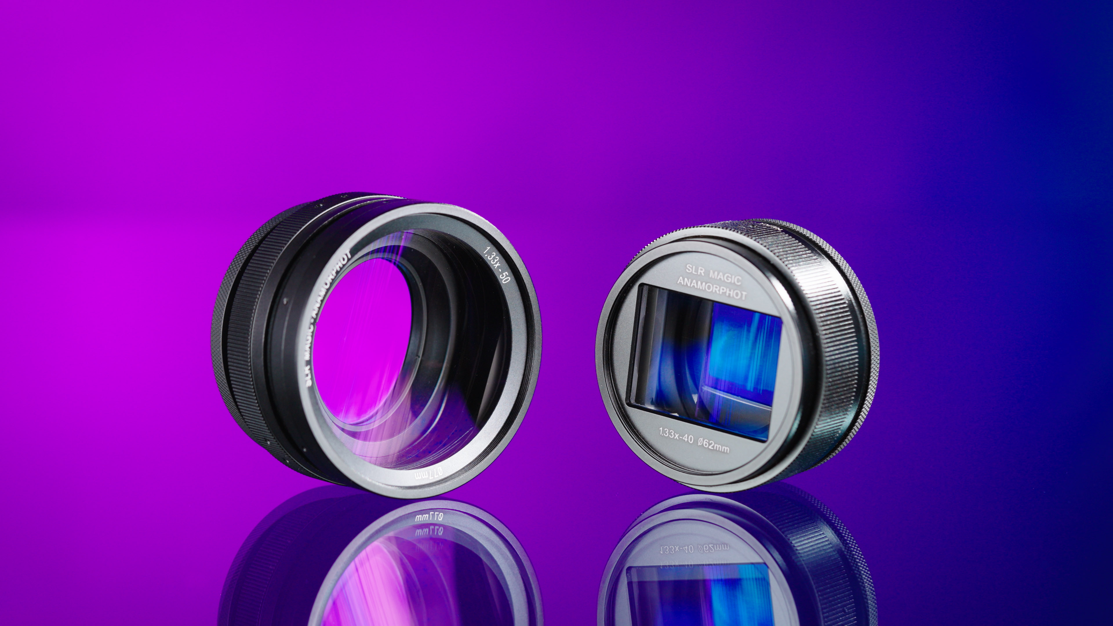 Deux adaptateurs d'objectifs anamorphiques sur un fond violet et bleu.