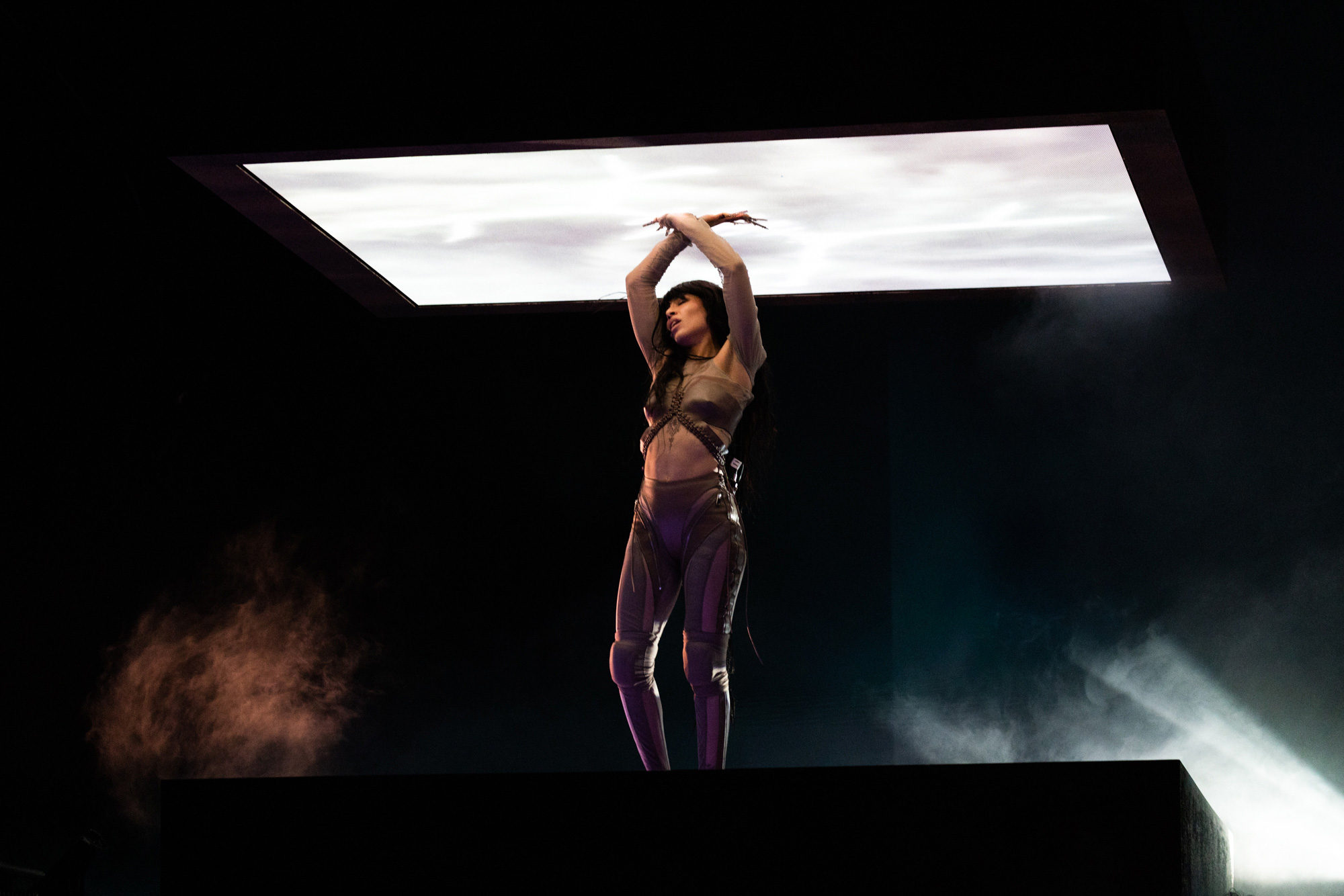 Halbtotale des Auftritts der schwedischen Sängerin Loreen beim ESC 2023 unter einem quadratischen weißen Licht, aufgenommen von Corinne Cumming mit der Canon EOS R5.