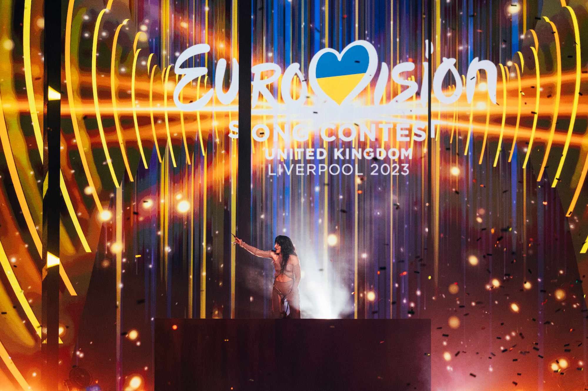 Loreen auf der Bühne beim ESC 2023, umgeben von Konfetti, aufgenommen von Louise Bennett mit der Nikon Z6 II.