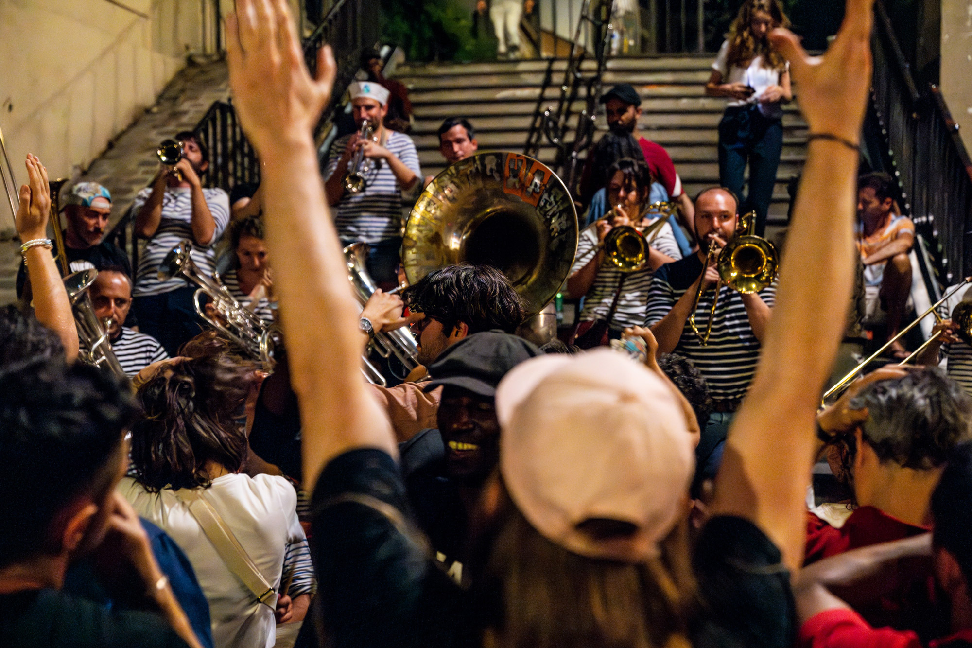 Les musiciens en t-shirt marin se mêlent à la foule dans les rues de Paris. Photo prise par Marilu Parisi avec un Sony A7R V.
