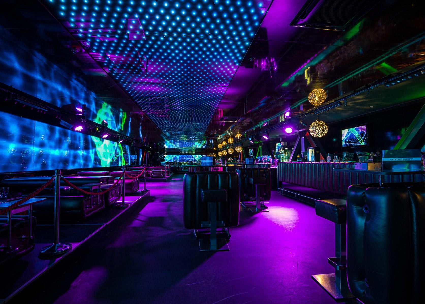 Bild von einem lila belichteten Innenraum einer Discothek 
