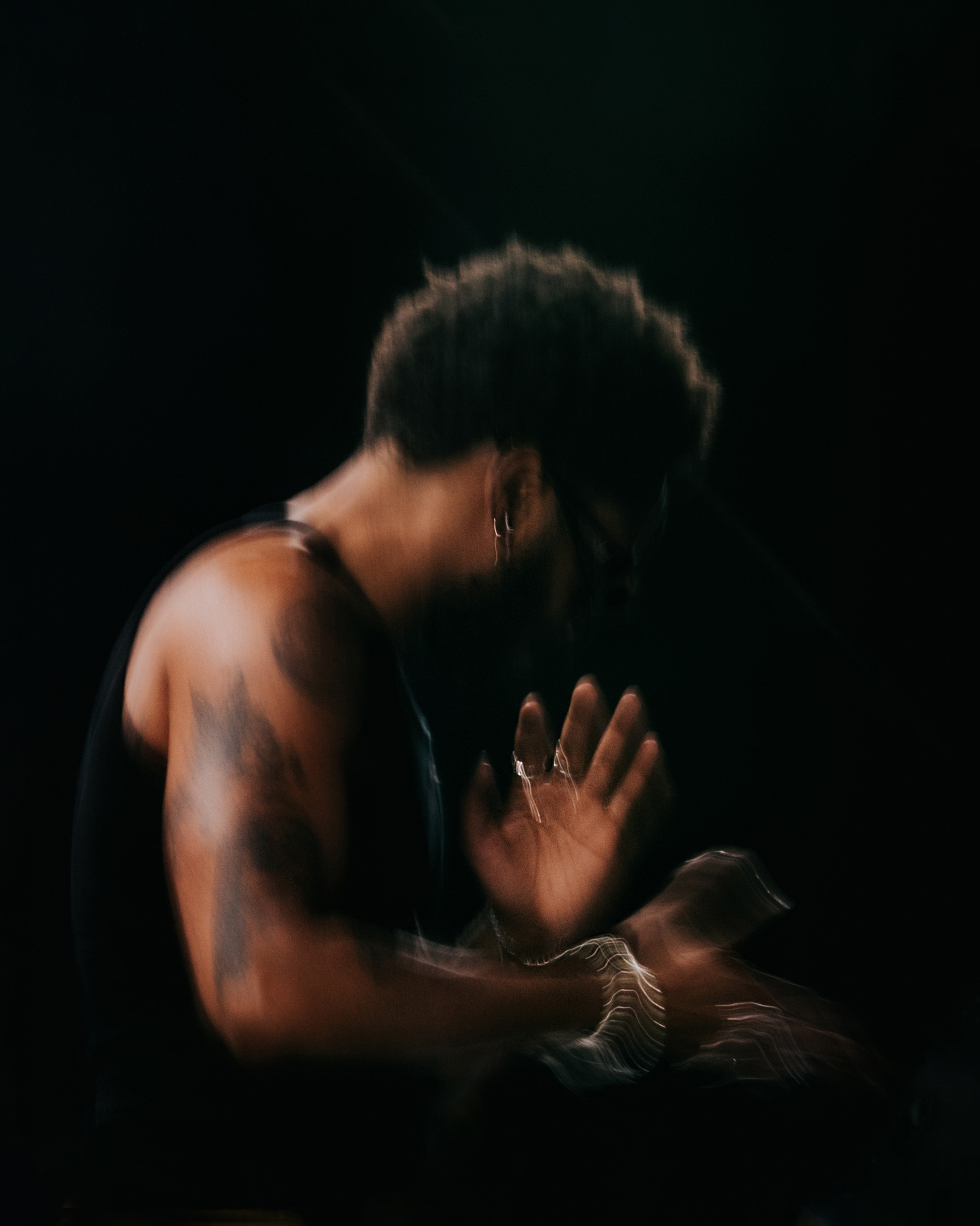 Porträt von Kaytranada beim Schlagzeugspielen während eines Auftritts beim Coachella Musikfestivals 2023 mit Bewegungsunschärfe.