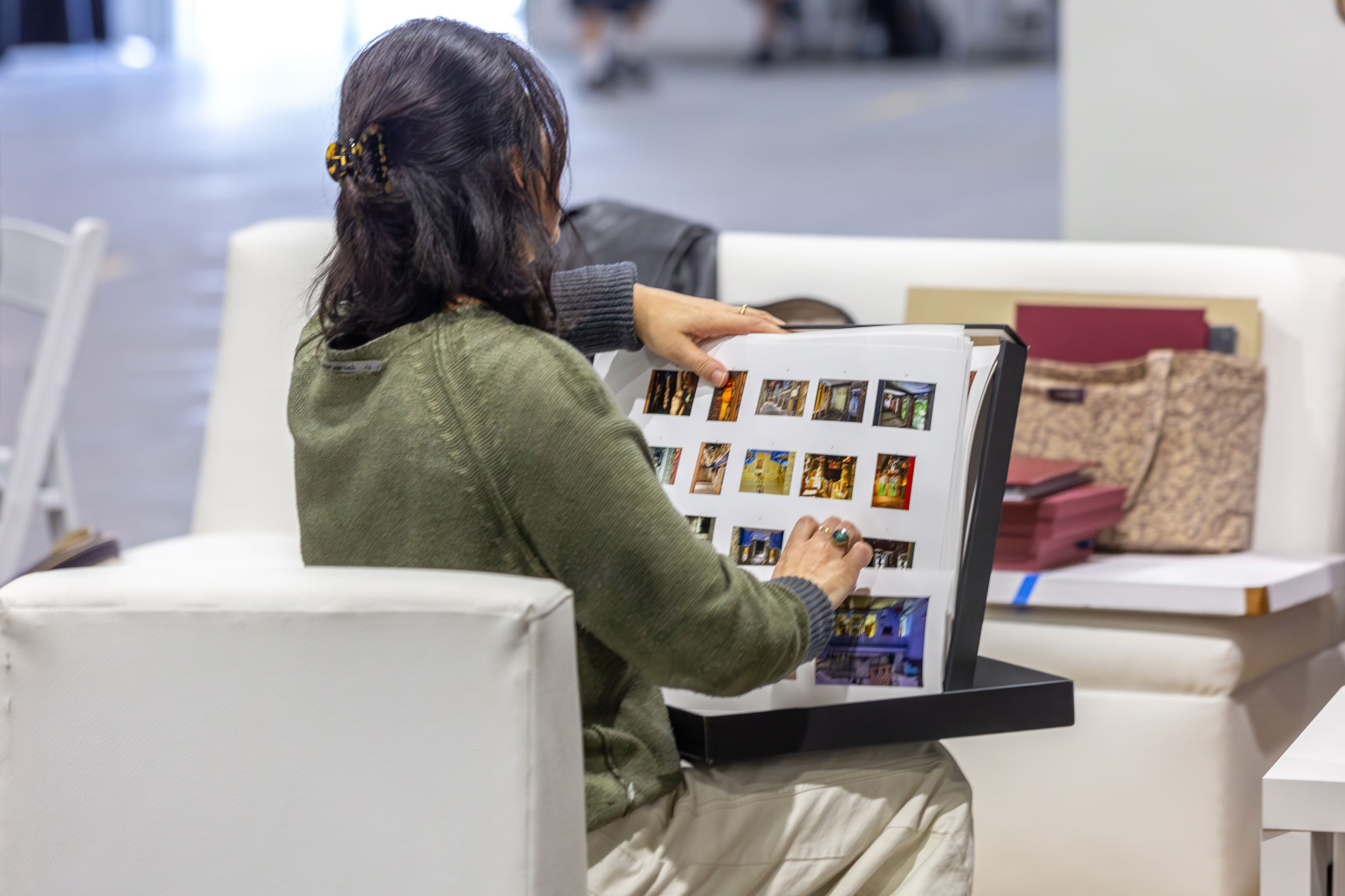 Een persoon die een fotoboek organiseert