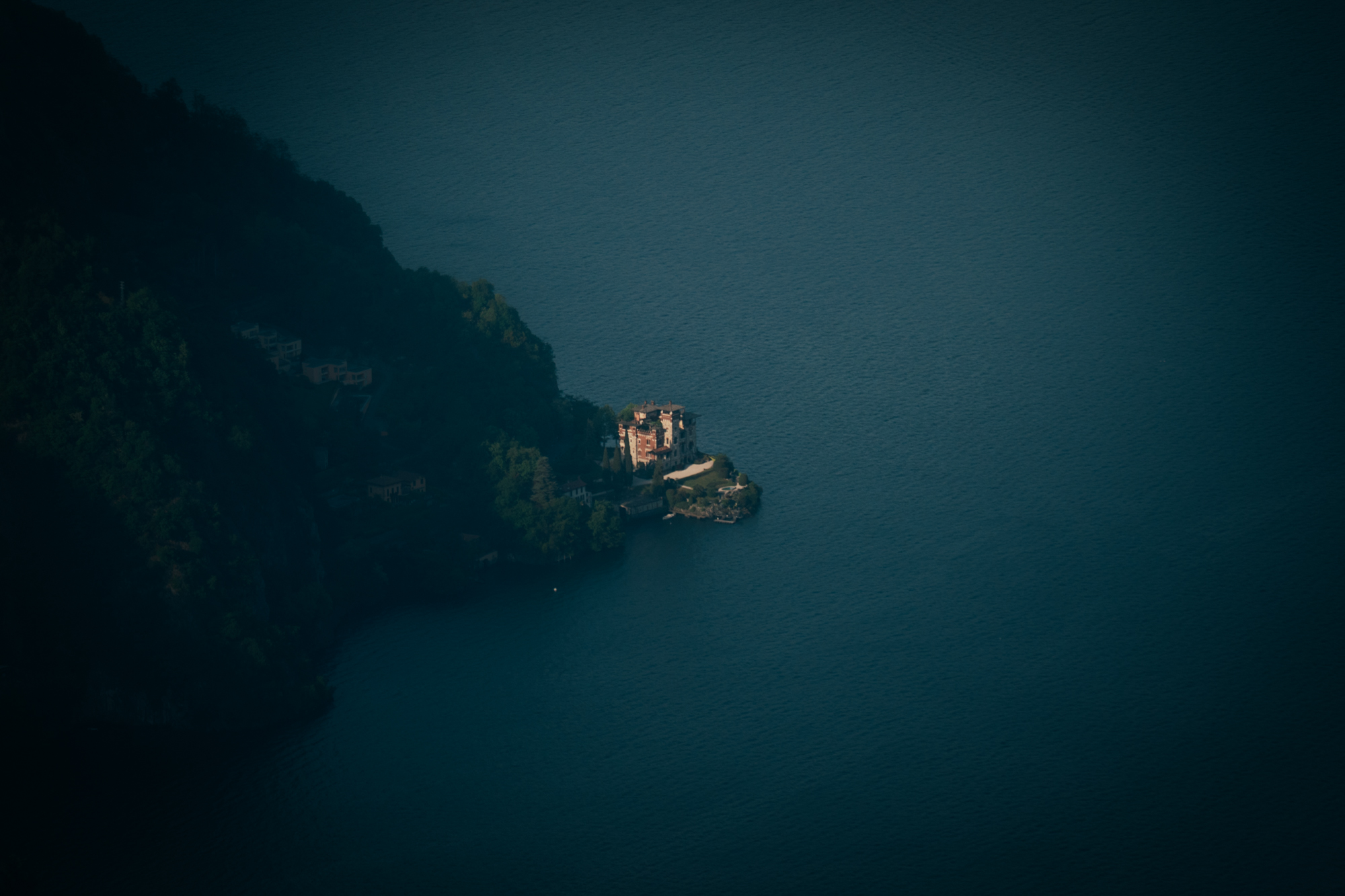 Villa overlooking Lake Como, shot from a long distance